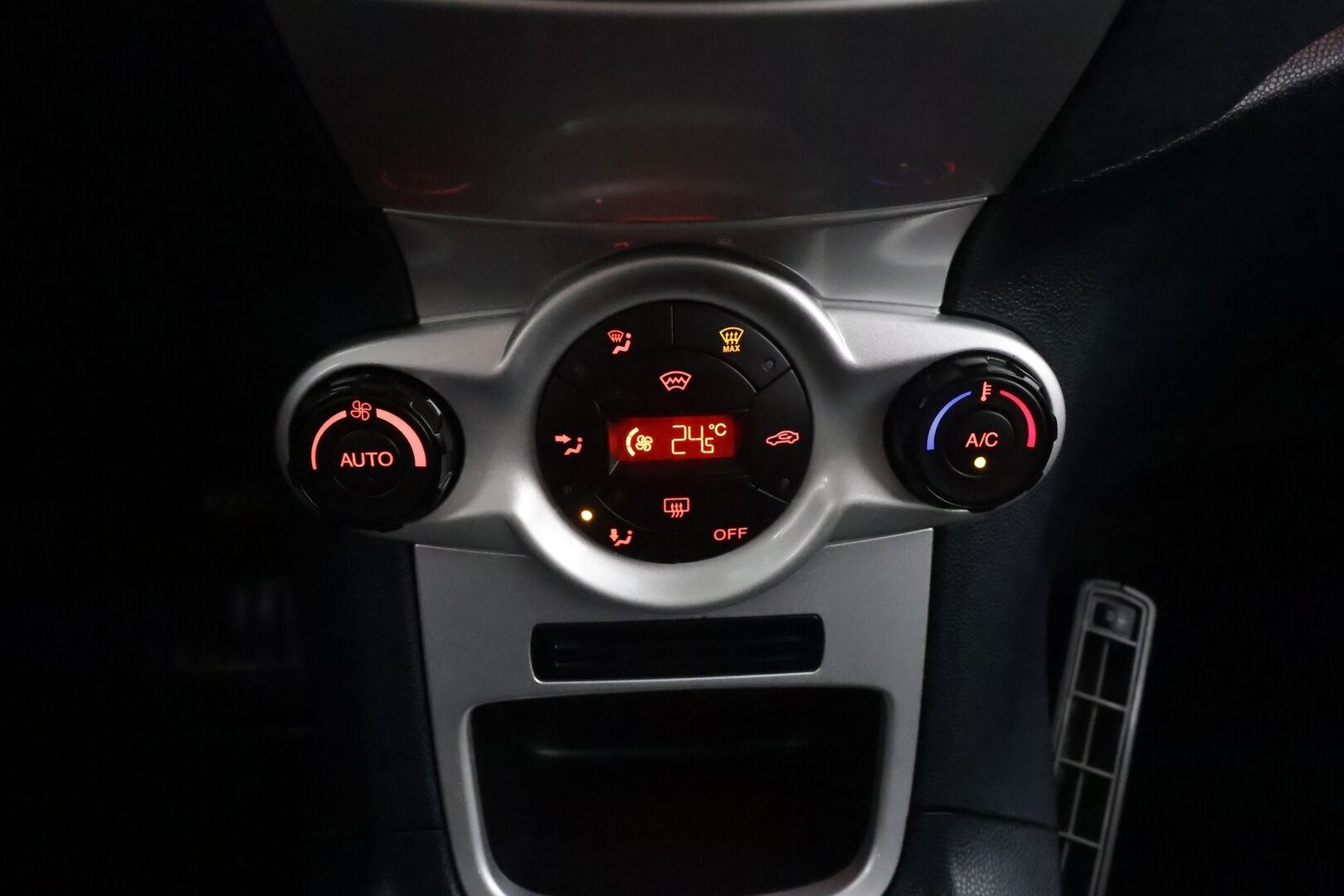 Ford Fiesta 2012 1,6 120 hv Titanium M5 * Lohko&Sisätilanlämmitin / Aut.Ilmastointi / Bluetooth / Lämmittettävä Tuulilasi * - Suomi-auto / Kahdet renkaat aluvanteilla