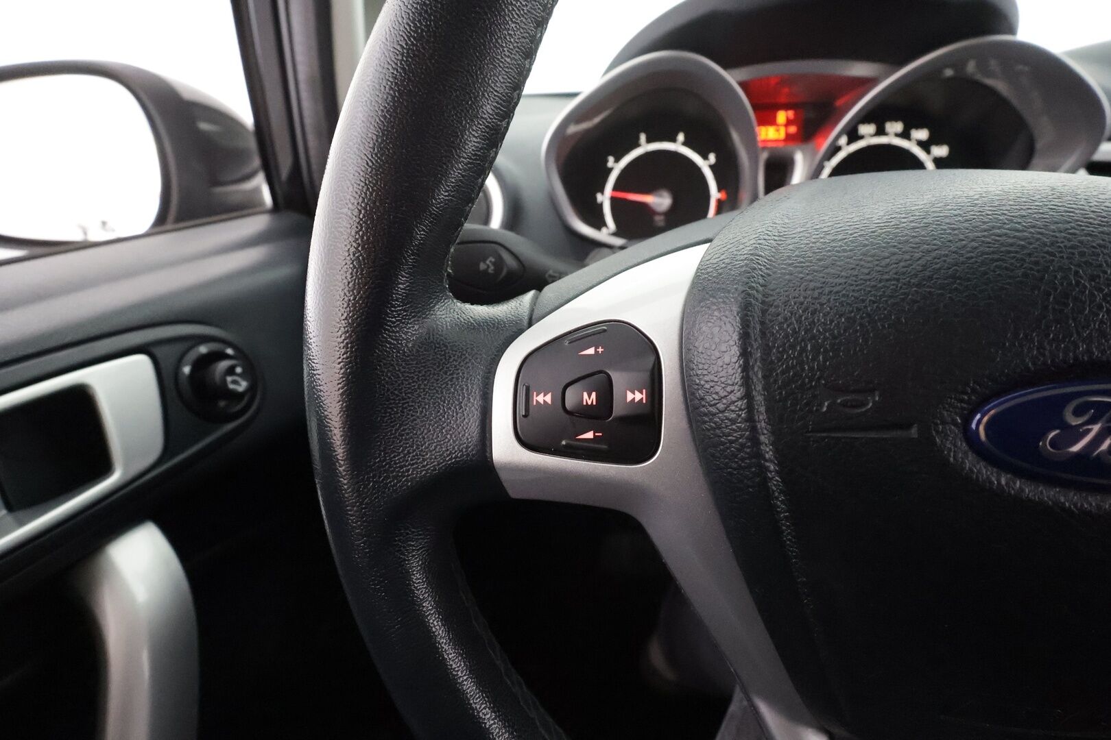 Ford Fiesta 2012 1,6 120 hv Titanium M5 * Lohko&Sisätilanlämmitin / Aut.Ilmastointi / Bluetooth / Lämmittettävä Tuulilasi * - Suomi-auto / Kahdet renkaat aluvanteilla