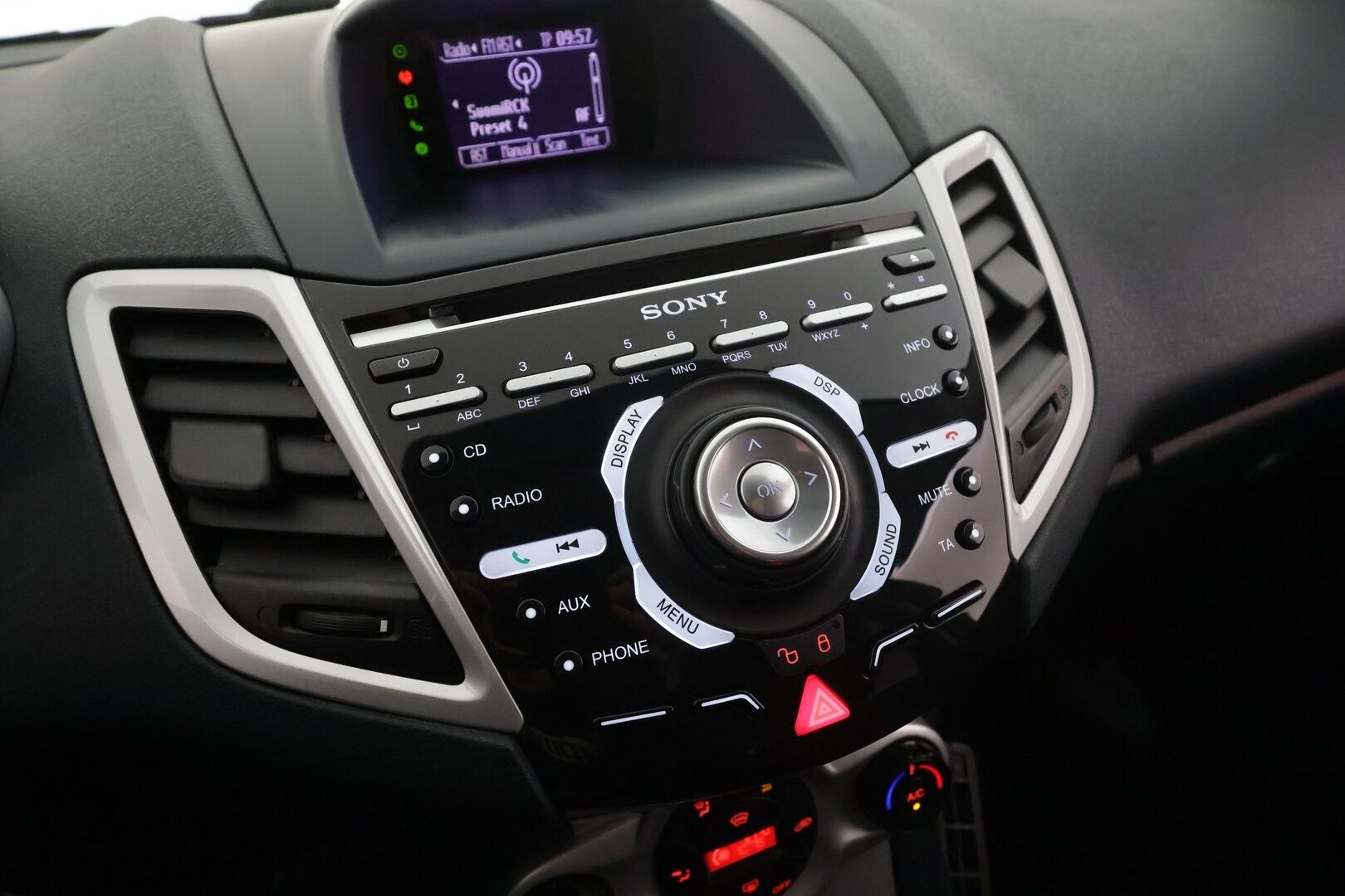 Ford Fiesta 2012 1,6 120 hv Titanium M5 * Lohko&Sisätilanlämmitin / Aut.Ilmastointi / Bluetooth / Lämmittettävä Tuulilasi * - Suomi-auto / Kahdet renkaat aluvanteilla