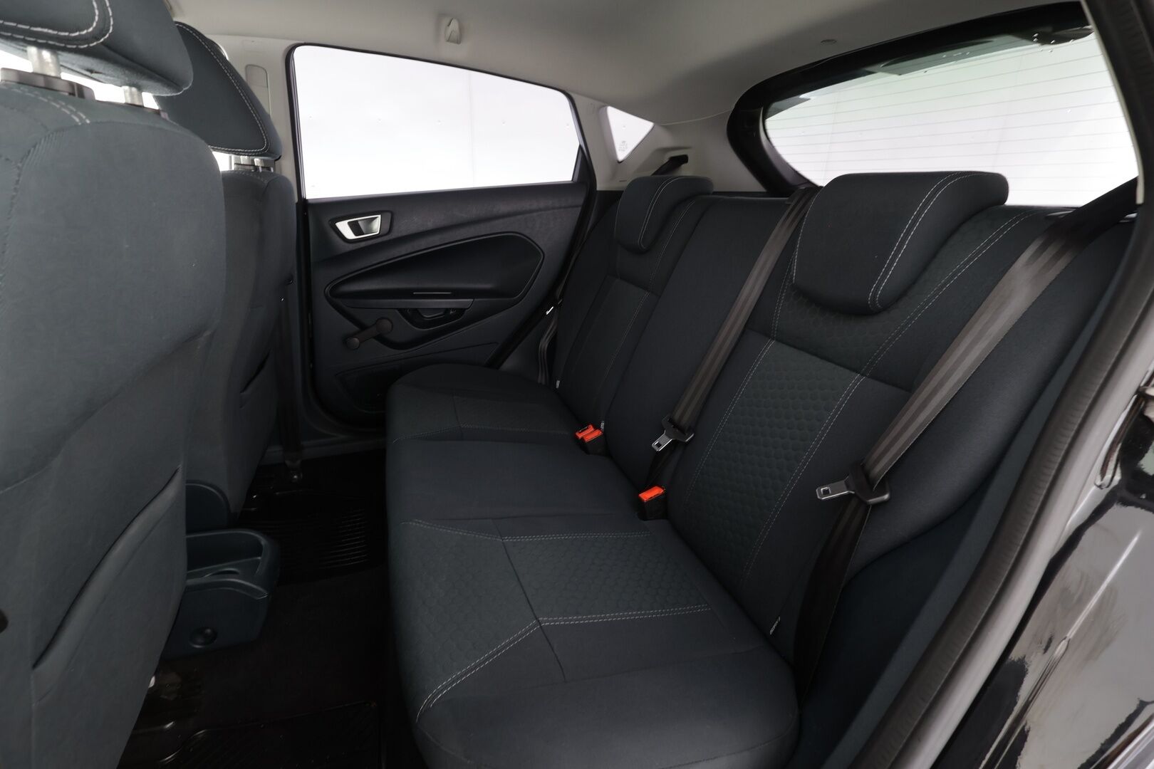 Ford Fiesta 2012 1,6 120 hv Titanium M5 * Lohko&Sisätilanlämmitin / Aut.Ilmastointi / Bluetooth / Lämmittettävä Tuulilasi * - Suomi-auto / Kahdet renkaat aluvanteilla