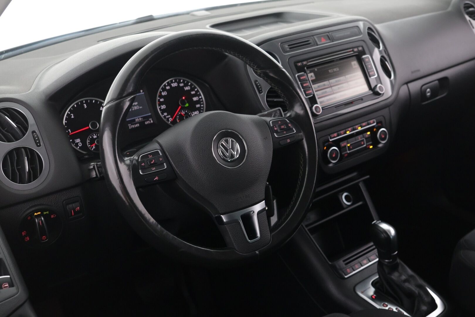 Volkswagen Tiguan 2012 Sport & Style 2,0 TDI 103 kW (140 hv) BlueMotion Technology 4MOTION DSG-aut - | Vakkari | Alcantra sisusta | 2-aluvanteet | Hyvänä pidetty |