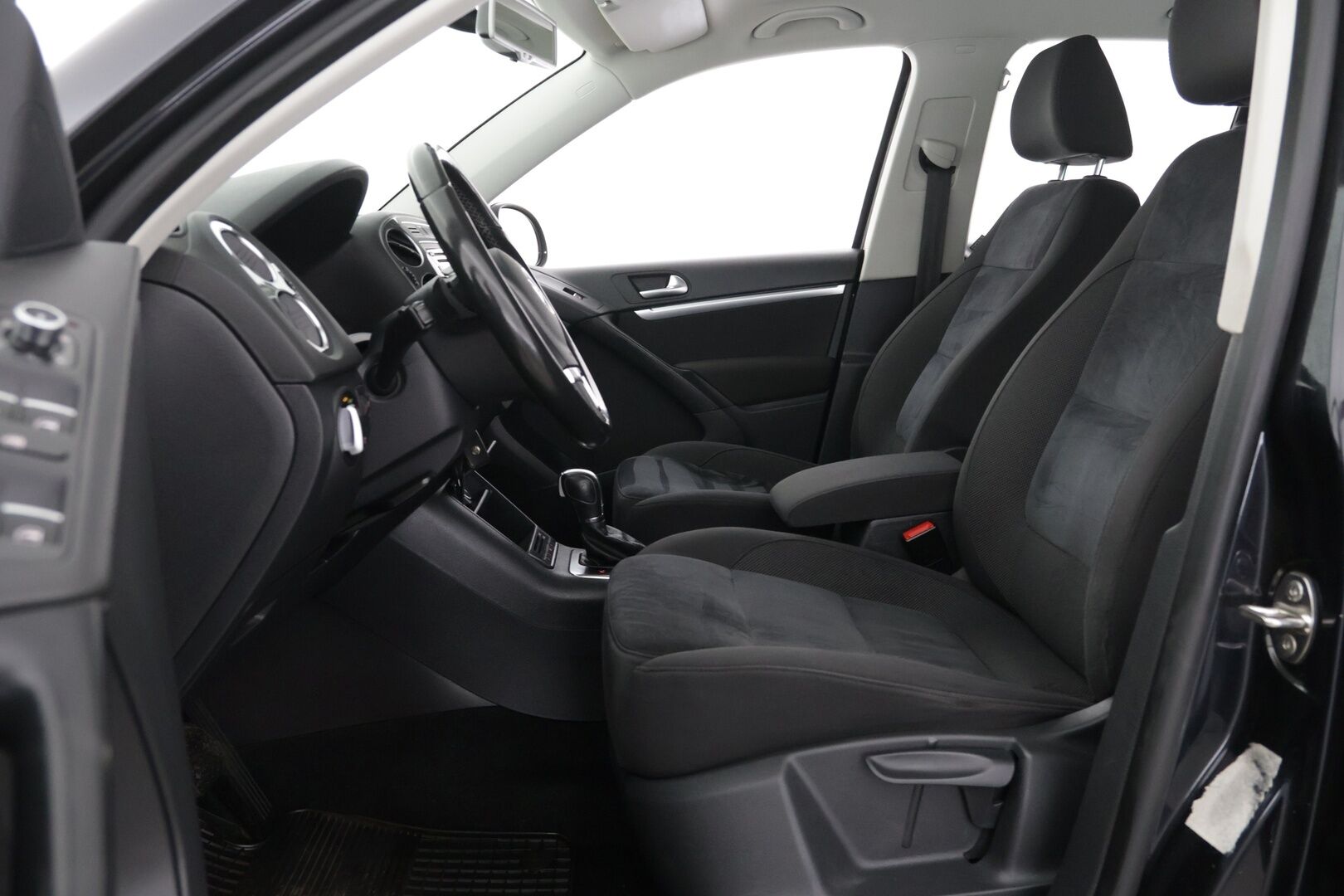 Volkswagen Tiguan 2012 Sport & Style 2,0 TDI 103 kW (140 hv) BlueMotion Technology 4MOTION DSG-aut - | Vakkari | Alcantra sisusta | 2-aluvanteet | Hyvänä pidetty |