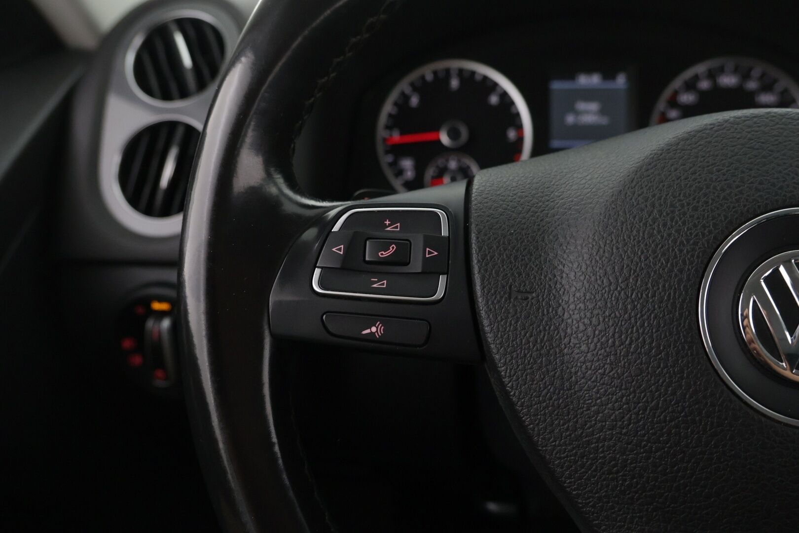 Volkswagen Tiguan 2012 Sport & Style 2,0 TDI 103 kW (140 hv) BlueMotion Technology 4MOTION DSG-aut - | Vakkari | Alcantra sisusta | 2-aluvanteet | Hyvänä pidetty |