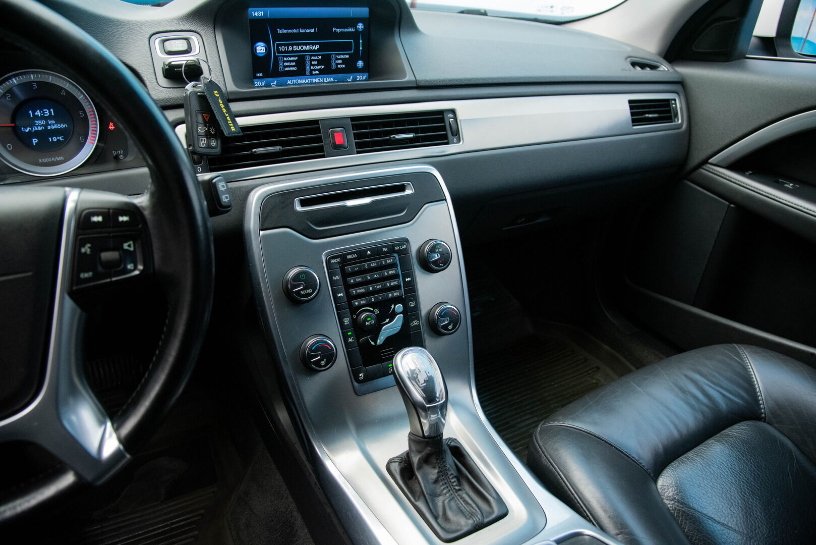 Volvo V70 2012 D2 Summum Aut - | Suomi-auto | Webasto | Koukku | Nahat muistilla | Lisäpitkä | Navigointi | P-tutkat | 2 x Hyvät Renkaat | Jakopää tehty 333tkm |