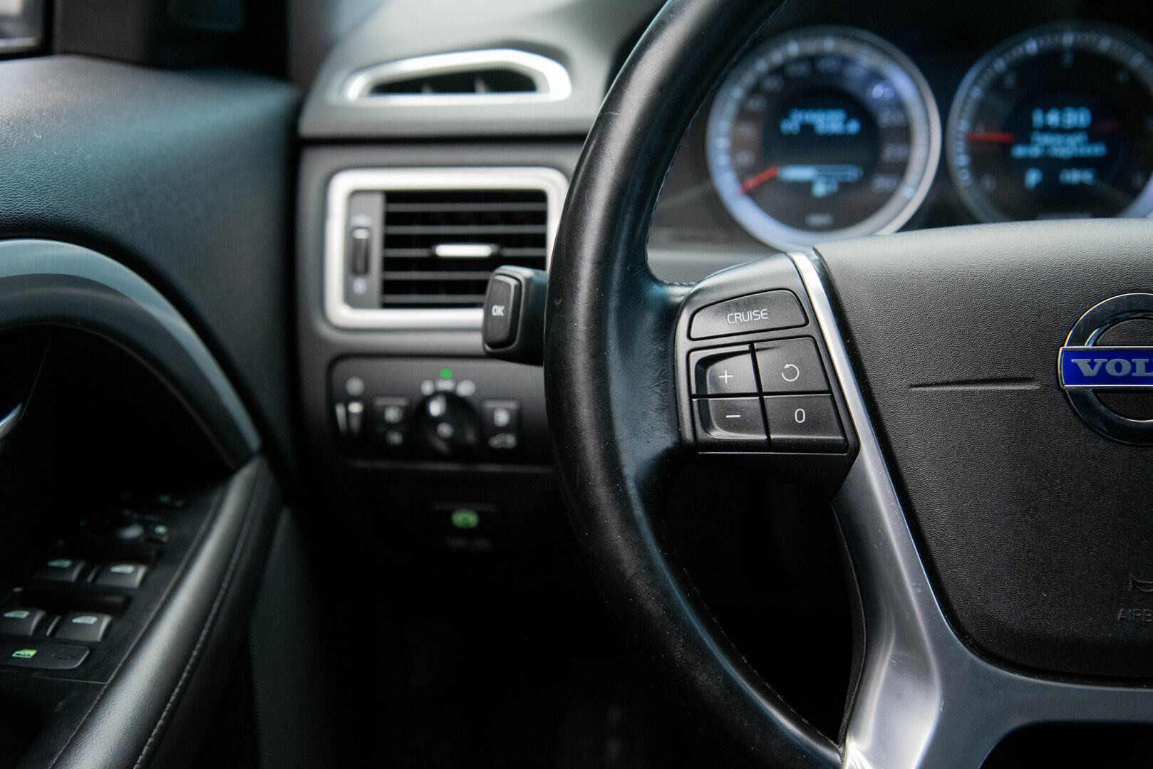 Volvo V70 2012 D2 Summum Aut - | Suomi-auto | Webasto | Koukku | Nahat muistilla | Lisäpitkä | Navigointi | P-tutkat | 2 x Hyvät Renkaat | Jakopää tehty 333tkm |