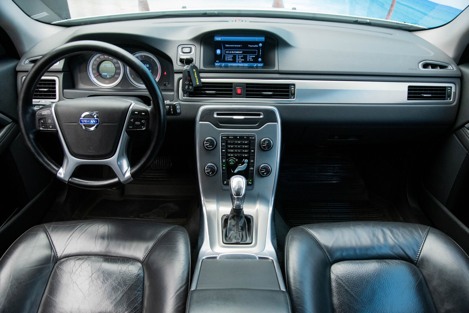 Volvo V70 2012 D2 Summum Aut - | Suomi-auto | Webasto | Koukku | Nahat muistilla | Lisäpitkä | Navigointi | P-tutkat | 2 x Hyvät Renkaat | Jakopää tehty 333tkm |