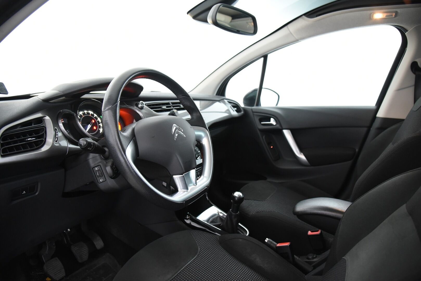 Citroen C3 2012 VTi 95 Exclusive / YritysOutlet - Myydään Vain Yrityksille Suomi-Auto / Vakkari / Panorama / Lohkolämmitin / P-tutka / Autom-Ilmastointi - Fiksu valinta ! Runsaasti varusteltu !