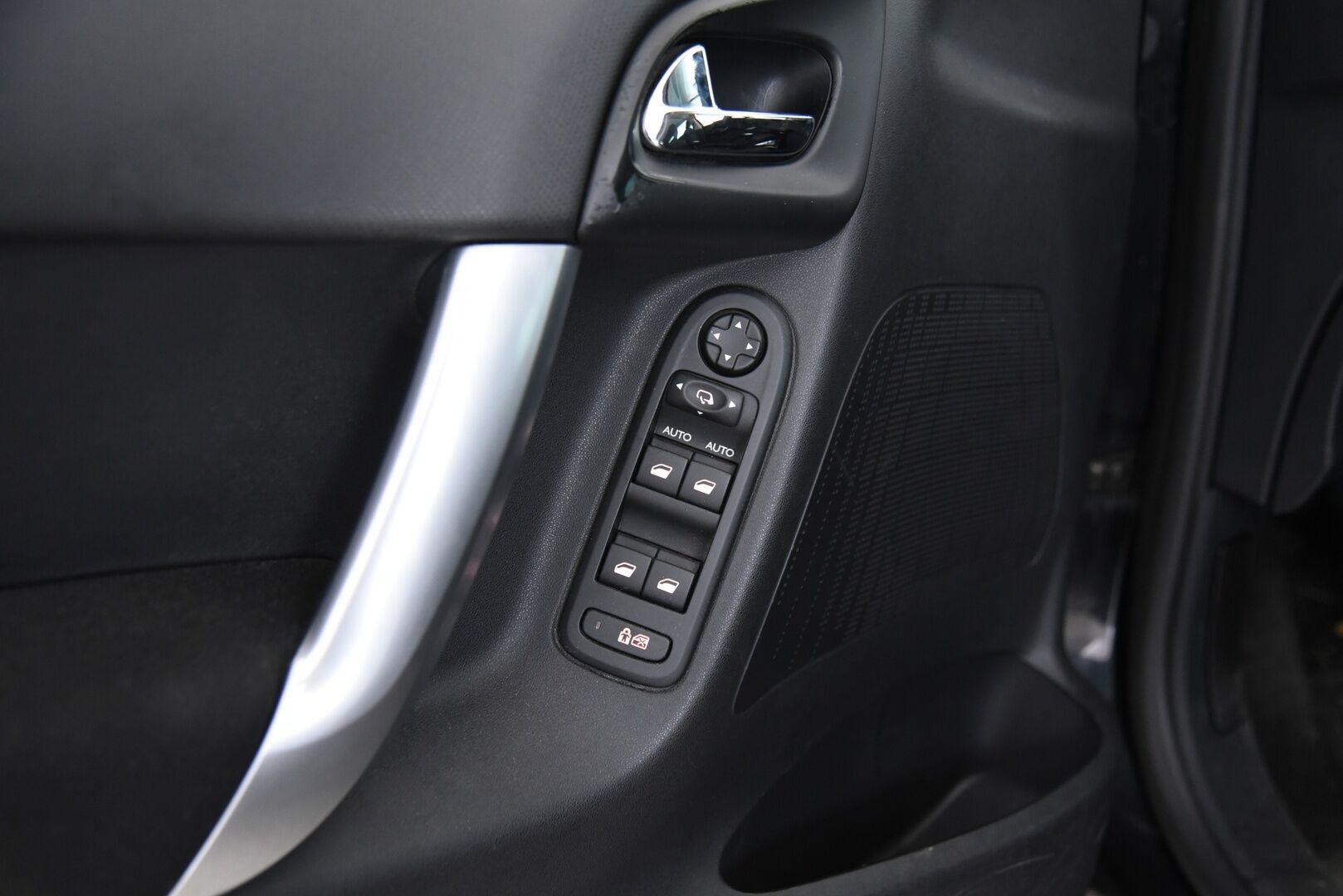 Citroen C3 2012 VTi 95 Exclusive / YritysOutlet - Myydään Vain Yrityksille Suomi-Auto / Vakkari / Panorama / Lohkolämmitin / P-tutka / Autom-Ilmastointi - Fiksu valinta ! Runsaasti varusteltu !
