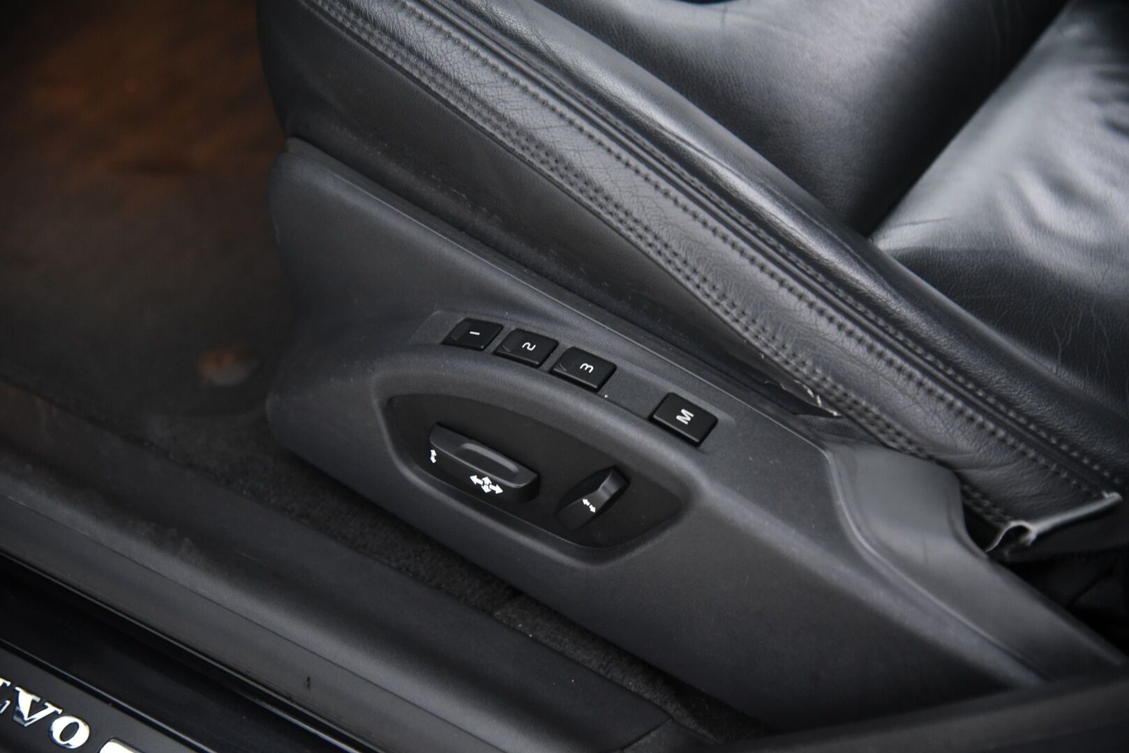 Volvo S60 2012 D5 Summum aut / Suomi-Auto / Vakkari / Webasto / Muistipenkki - 2-om Suomi-auto / P. tutka / Xenon