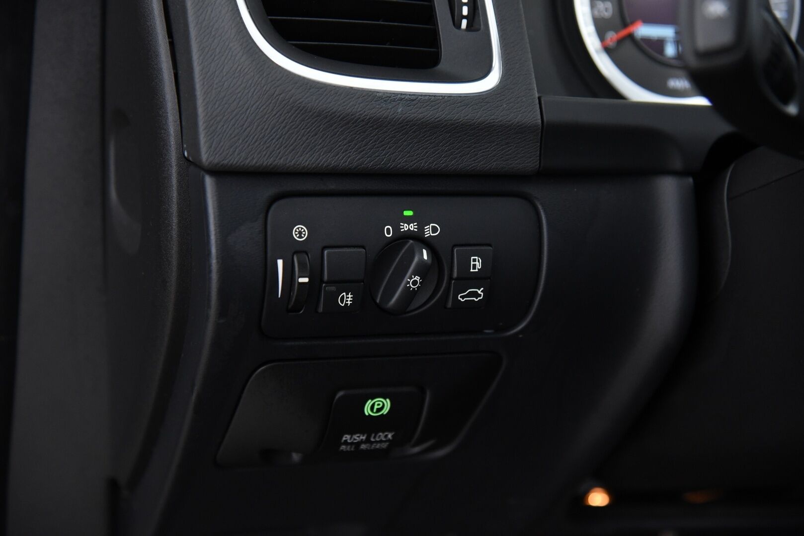 Volvo S60 2012 D5 Summum aut / Suomi-Auto / Vakkari / Webasto / Muistipenkki - 2-om Suomi-auto / P. tutka / Xenon