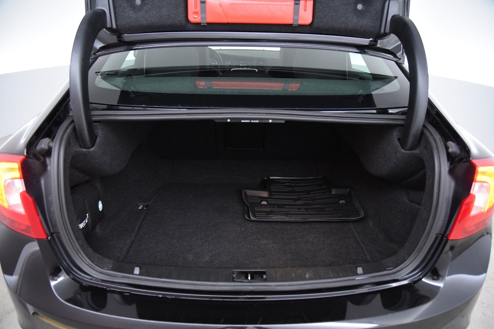 Volvo S60 2012 D5 Summum aut / Suomi-Auto / Vakkari / Webasto / Muistipenkki - 2-om Suomi-auto / P. tutka / Xenon
