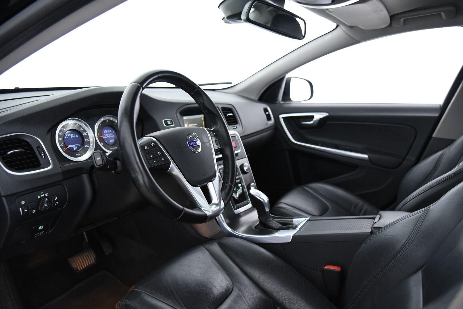 Volvo S60 2012 D5 Summum aut / Suomi-Auto / Vakkari / Webasto / Muistipenkki - 2-om Suomi-auto / P. tutka / Xenon