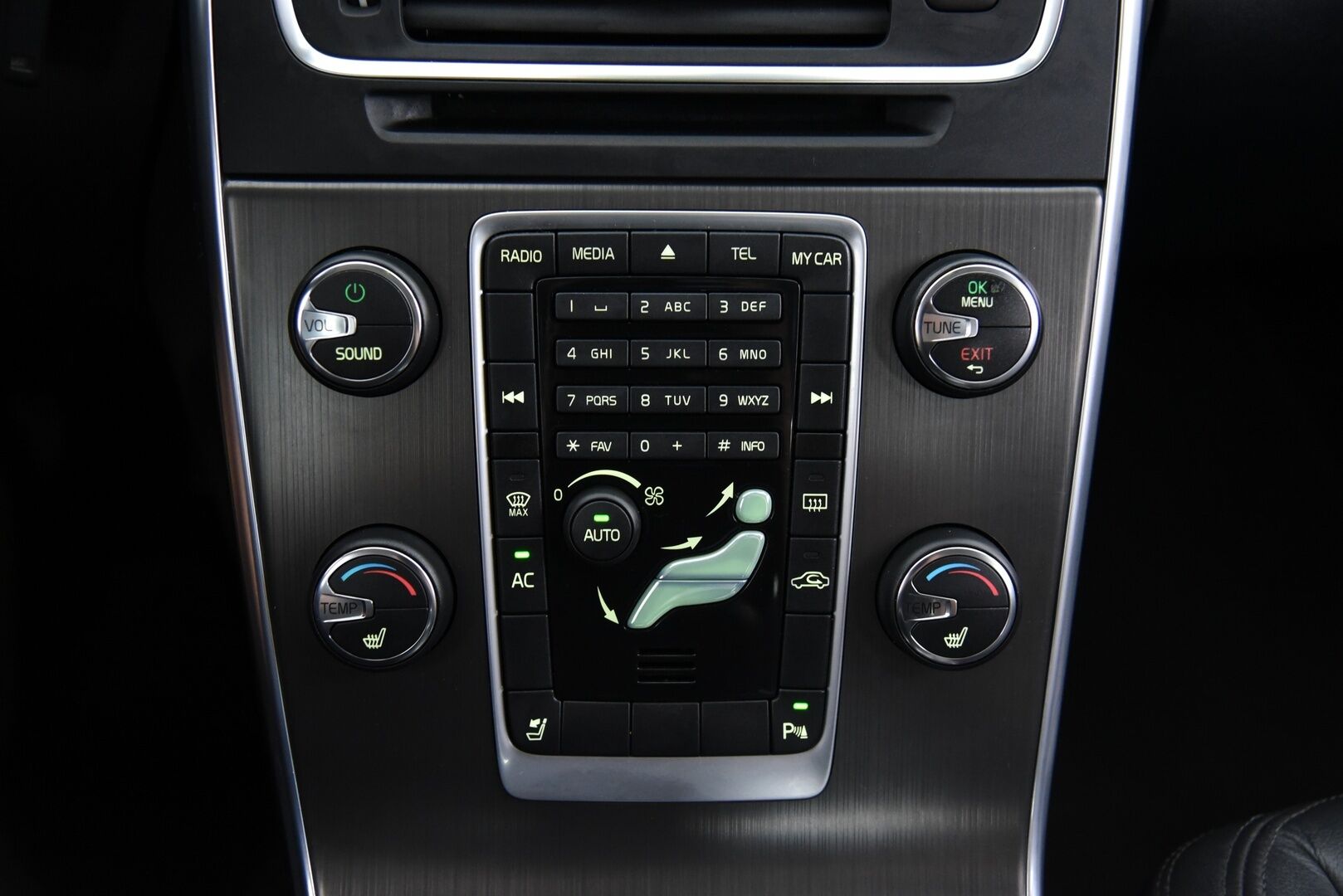 Volvo S60 2012 D5 Summum aut / Suomi-Auto / Vakkari / Webasto / Muistipenkki - 2-om Suomi-auto / P. tutka / Xenon