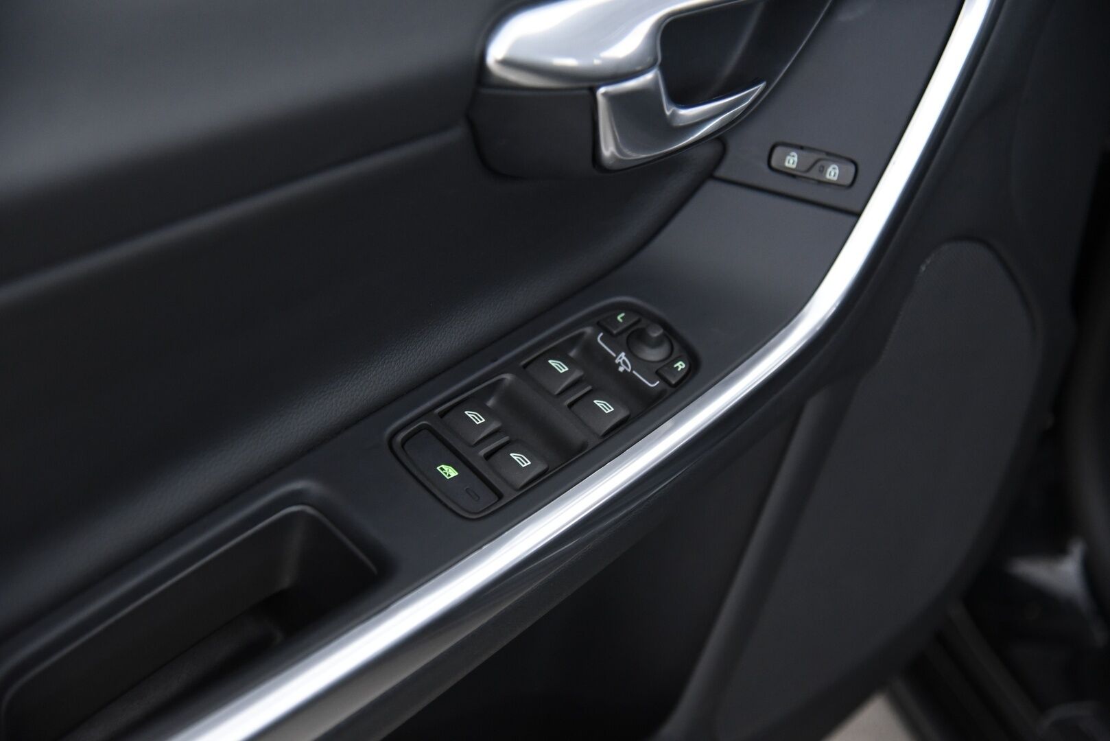 Volvo S60 2012 D5 Summum aut / Suomi-Auto / Vakkari / Webasto / Muistipenkki - 2-om Suomi-auto / P. tutka / Xenon