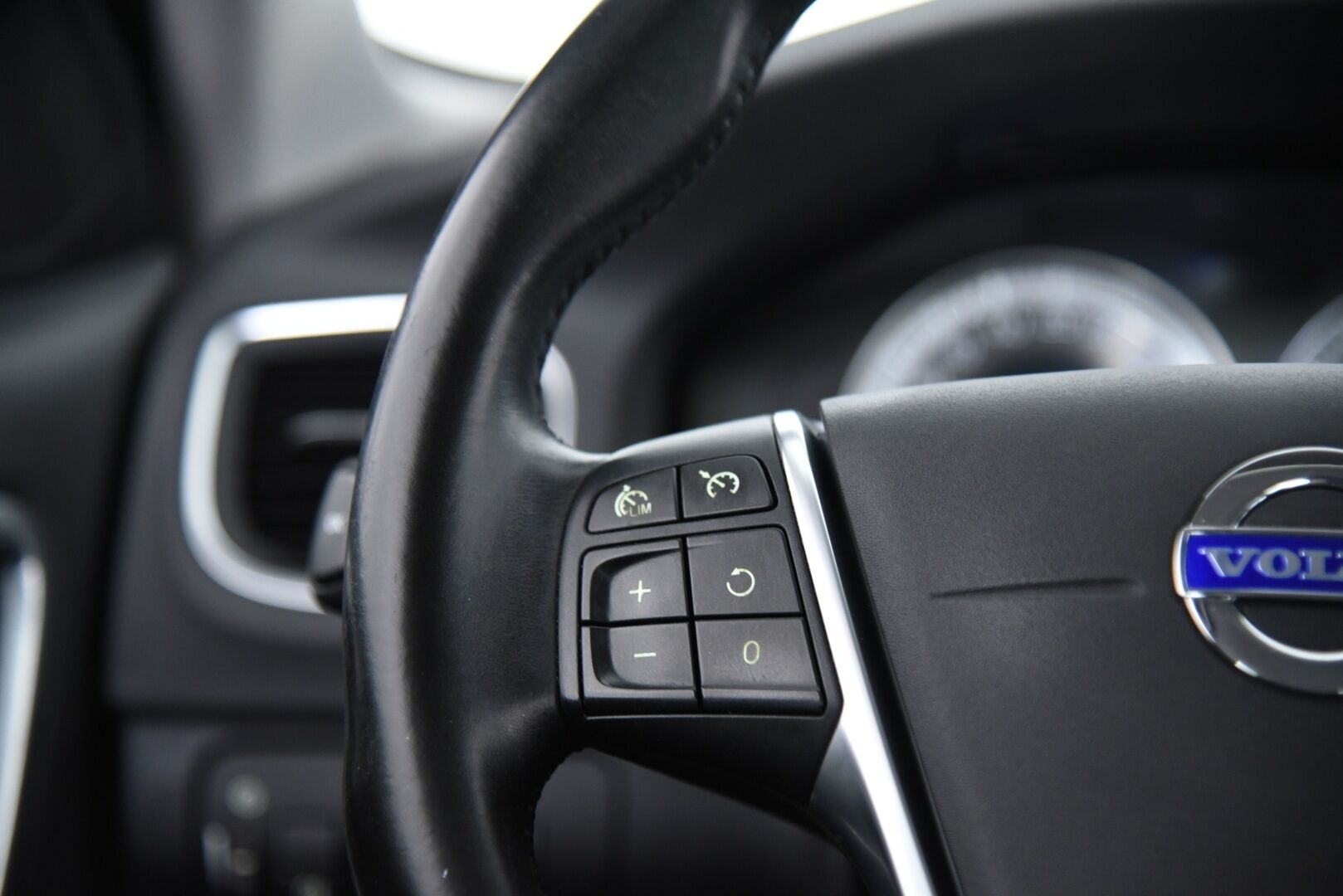 Volvo S60 2012 D5 Summum aut / Suomi-Auto / Vakkari / Webasto / Muistipenkki - 2-om Suomi-auto / P. tutka / Xenon