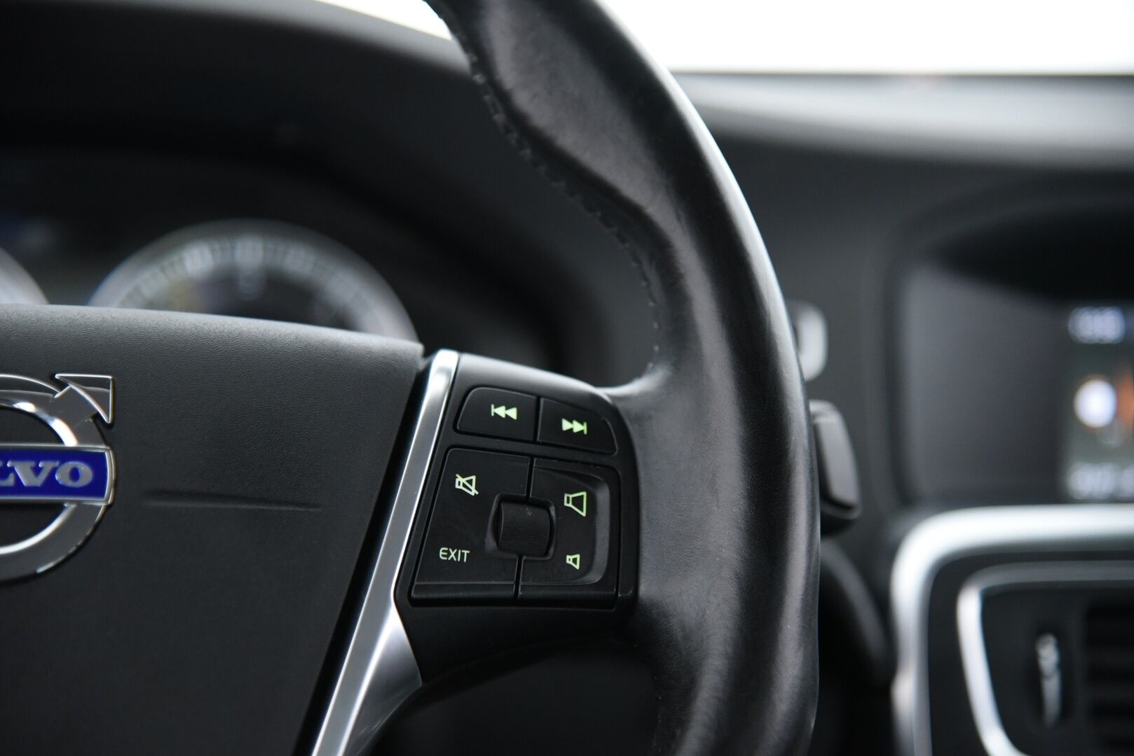 Volvo S60 2012 D5 Summum aut / Suomi-Auto / Vakkari / Webasto / Muistipenkki - 2-om Suomi-auto / P. tutka / Xenon
