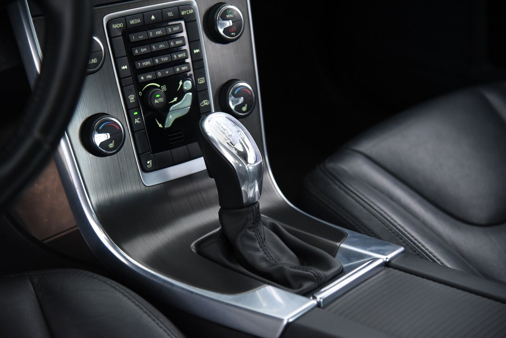 Volvo S60 2012 D5 Summum aut / Suomi-Auto / Vakkari / Webasto / Muistipenkki - 2-om Suomi-auto / P. tutka / Xenon
