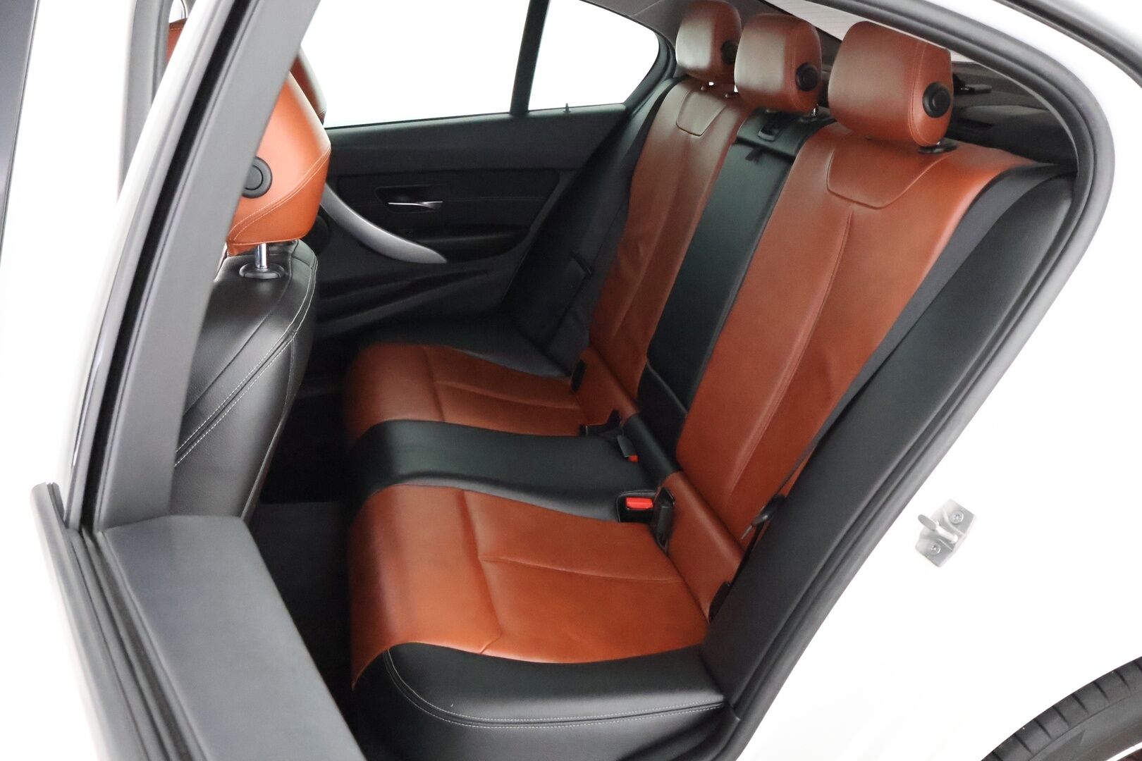 BMW 320 2013 TwinPower Turbo A xDrive F30 Sedan Business Automatic Edition Sport - Suomiauto / Webasto / HUD / Ruskea Nahkasisusta / Professional Navi / Comfort Access / Lohko & Sisäp. / Supervarusteet!