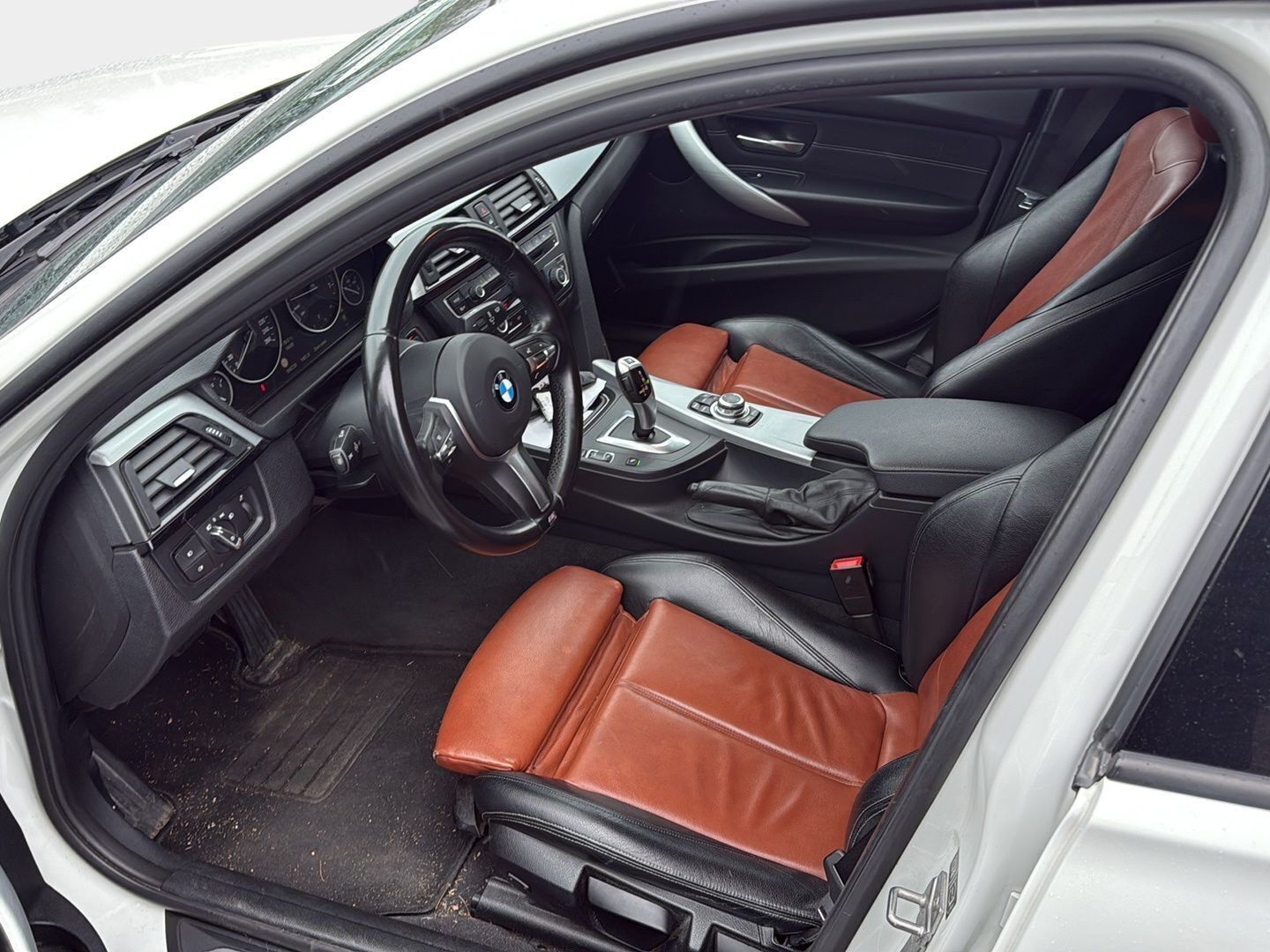 BMW 320 2013 TwinPower Turbo A xDrive F30 Sedan Business Automatic Edition Sport - Suomiauto / Webasto / HUD / Ruskea Nahkasisusta / Professional Navi / Comfort Access / Lohko & Sisäp. / Supervarusteet!