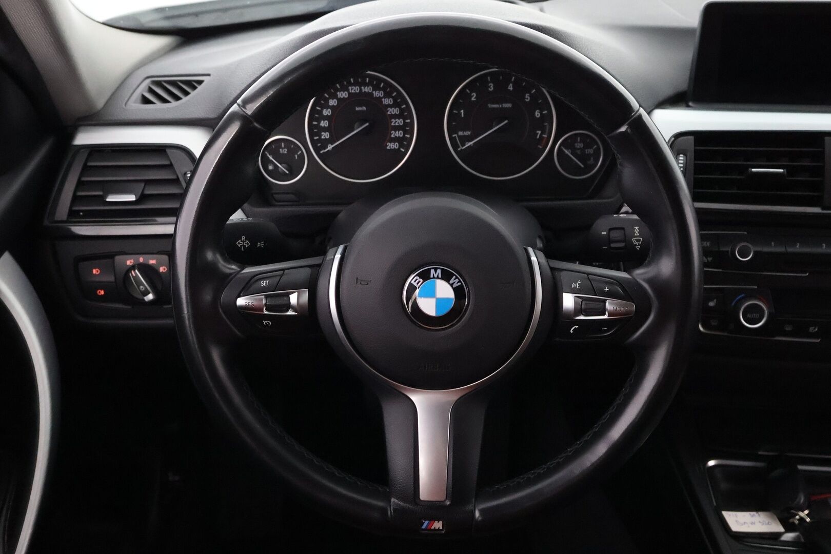 BMW 320 2013 TwinPower Turbo A xDrive F30 Sedan Business Automatic Edition Sport - Suomiauto / Webasto / HUD / Ruskea Nahkasisusta / Professional Navi / Comfort Access / Lohko & Sisäp. / Supervarusteet!