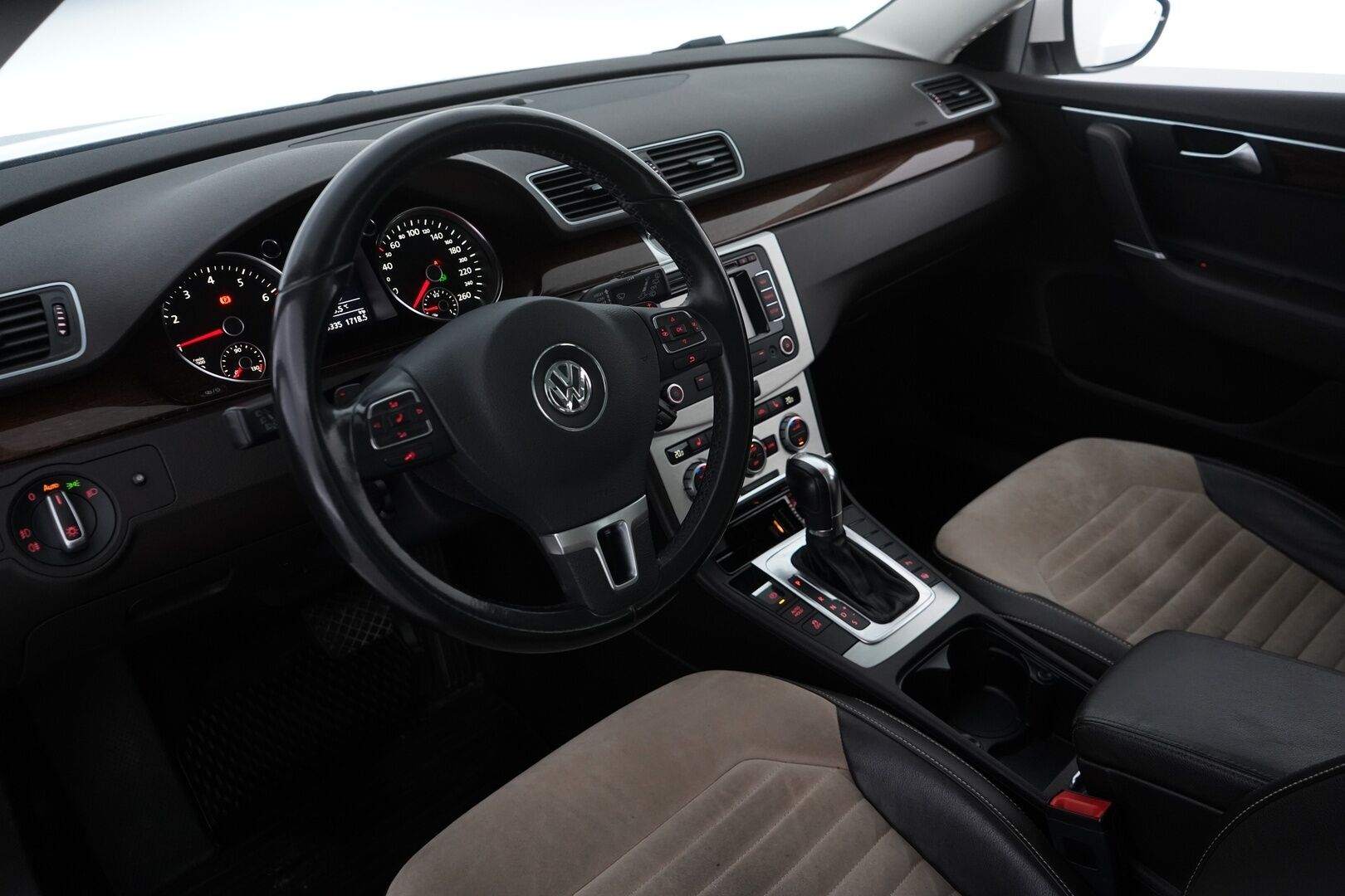Volkswagen Passat 2013 Variant Highline 1,4 TSI MultiFuel 118 kW (160 hv) DSG *Panorama / PA-Lämmitin / Nahka-alcantara / Sähkökontti* - PA-Lisälämmitin / Panorama / Vetokoukku / Nahka-alcantara / Upea kunto