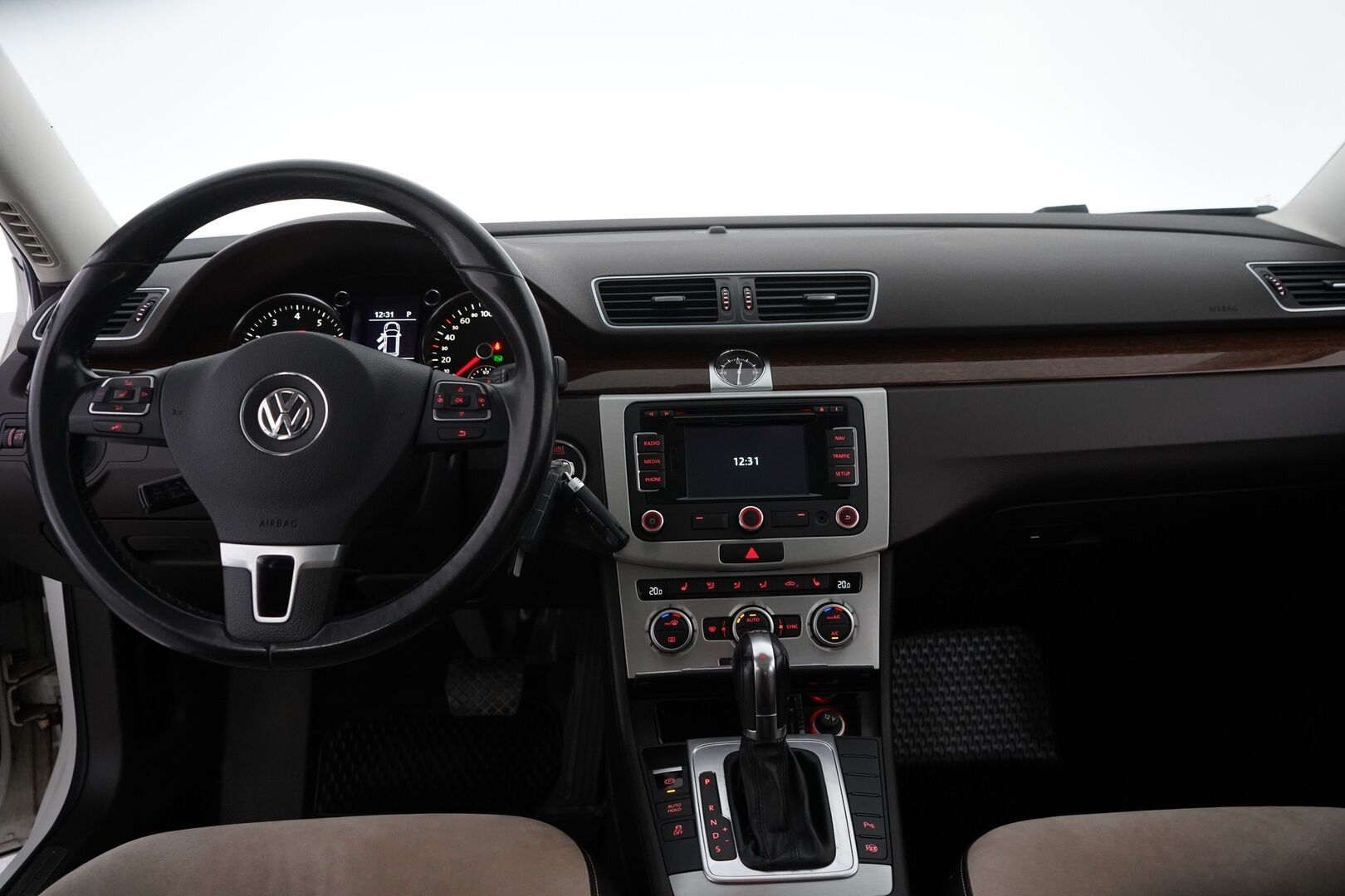 Volkswagen Passat 2013 Variant Highline 1,4 TSI MultiFuel 118 kW (160 hv) DSG *Panorama / PA-Lämmitin / Nahka-alcantara / Sähkökontti* - PA-Lisälämmitin / Panorama / Vetokoukku / Nahka-alcantara / Upea kunto