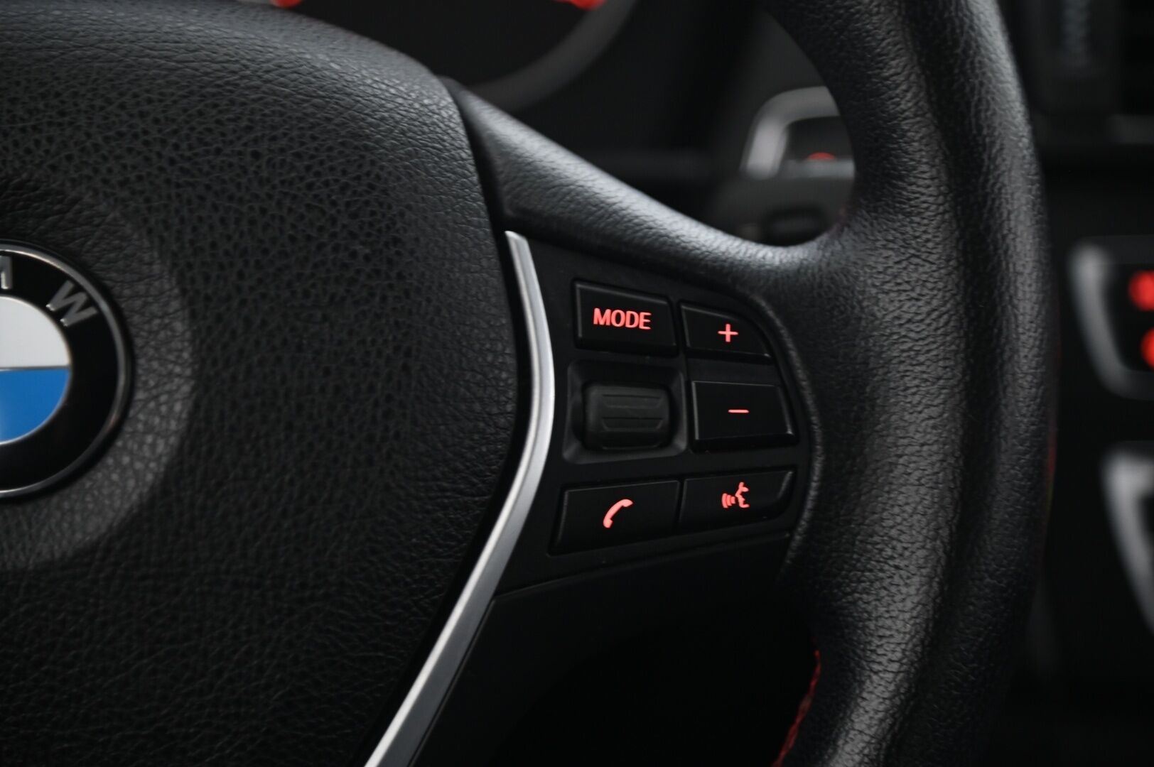 BMW 118 2013 F20 TwinPower Turbo A Business Automatic Edition Sport *Harman&Kardon / Sportti penkit / P.tutka / Lohko / Vakkari* - Juuri katsastettu / 2x hyvät renkaat / Siisti korinen