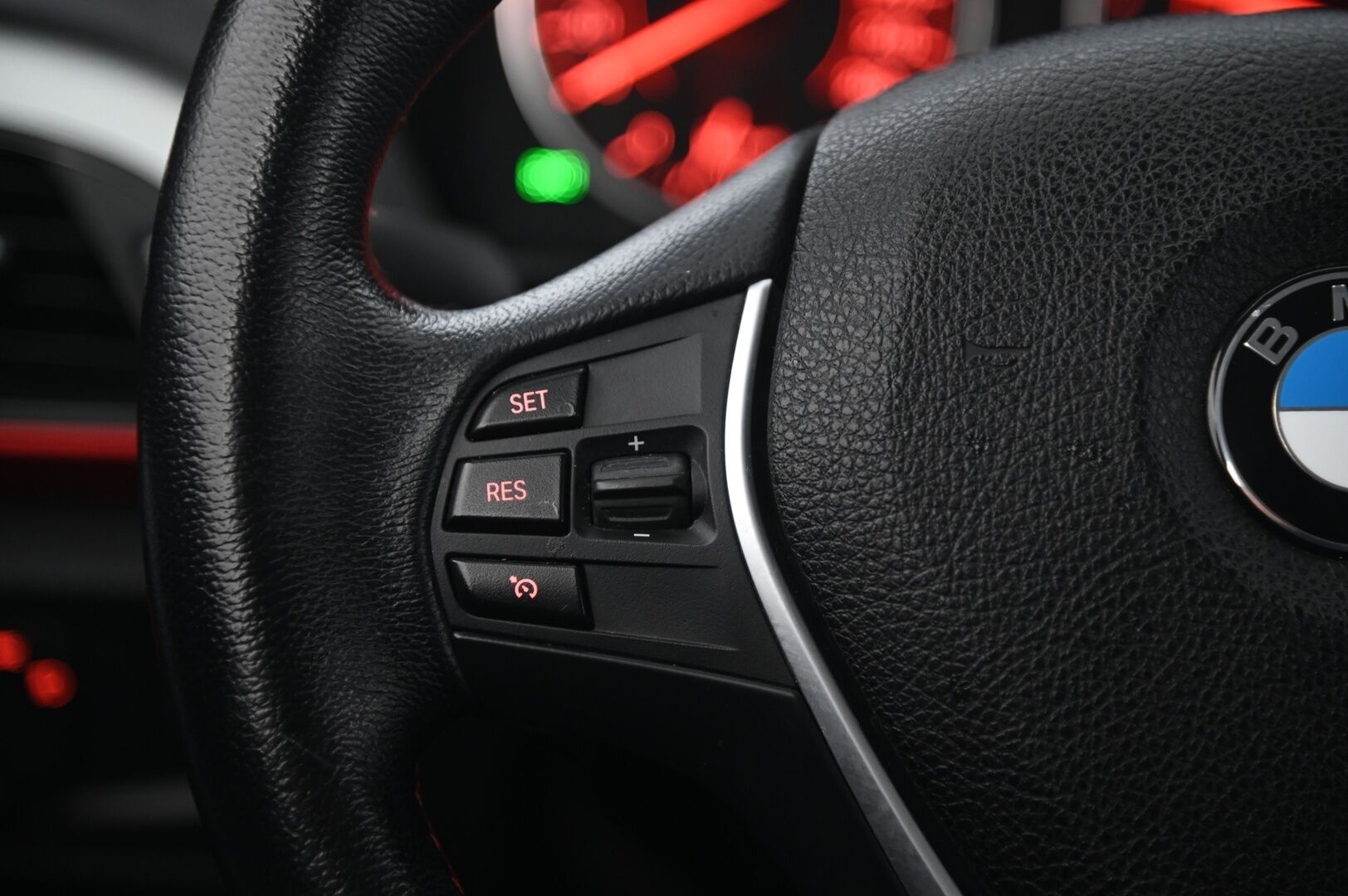 BMW 118 2013 F20 TwinPower Turbo A Business Automatic Edition Sport *Harman&Kardon / Sportti penkit / P.tutka / Lohko / Vakkari* - Juuri katsastettu / 2x hyvät renkaat / Siisti korinen