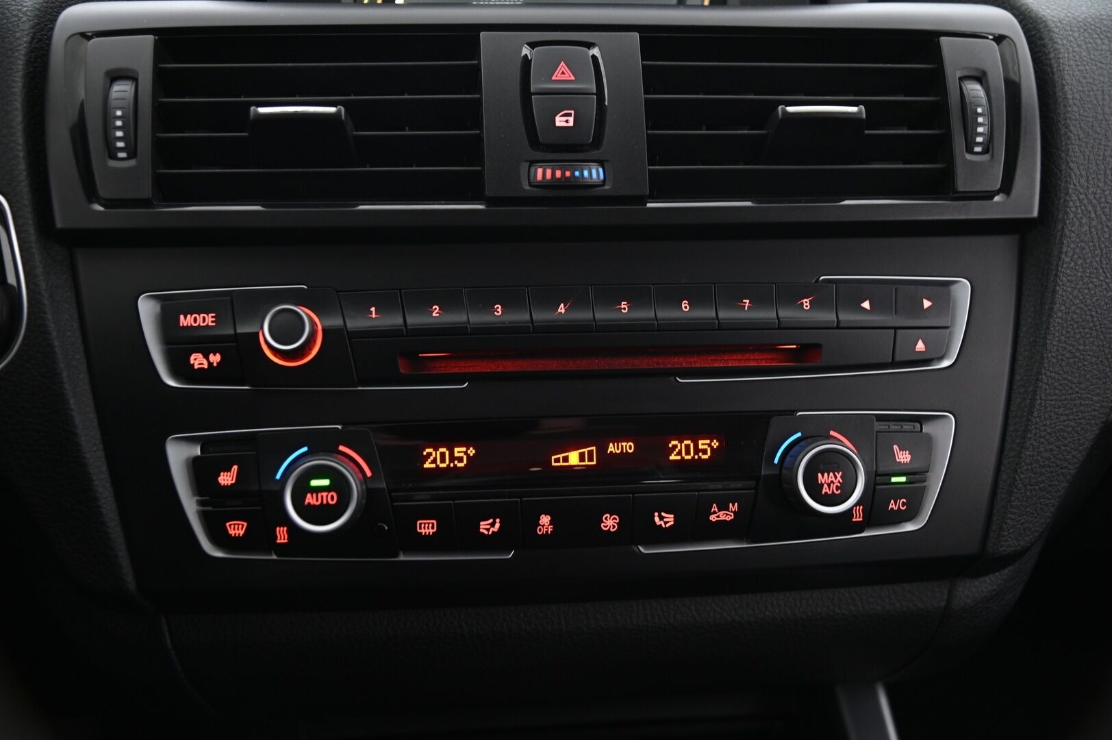 BMW 118 2013 F20 TwinPower Turbo A Business Automatic Edition Sport *Harman&Kardon / Sportti penkit / P.tutka / Lohko / Vakkari* - Juuri katsastettu / 2x hyvät renkaat / Siisti korinen