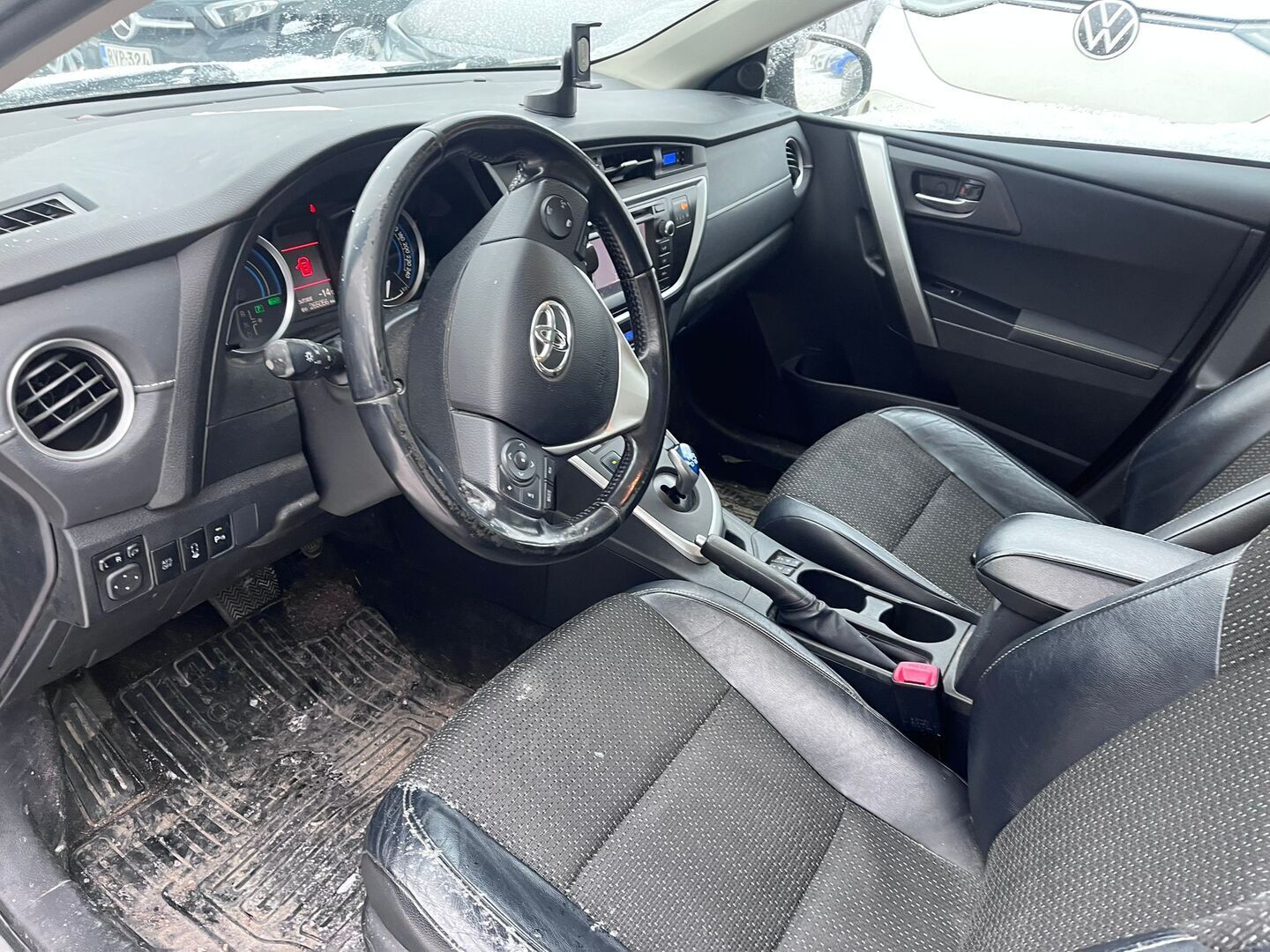 Toyota Auris 2013 1,8 Hybrid Premium 5ov*YritysOutlet - Myydään vain yrityksille* - *YritysOutlet - Myydään vain yrityksille* Kahdet hyvät renkaat / Hyvä huoltohistoria