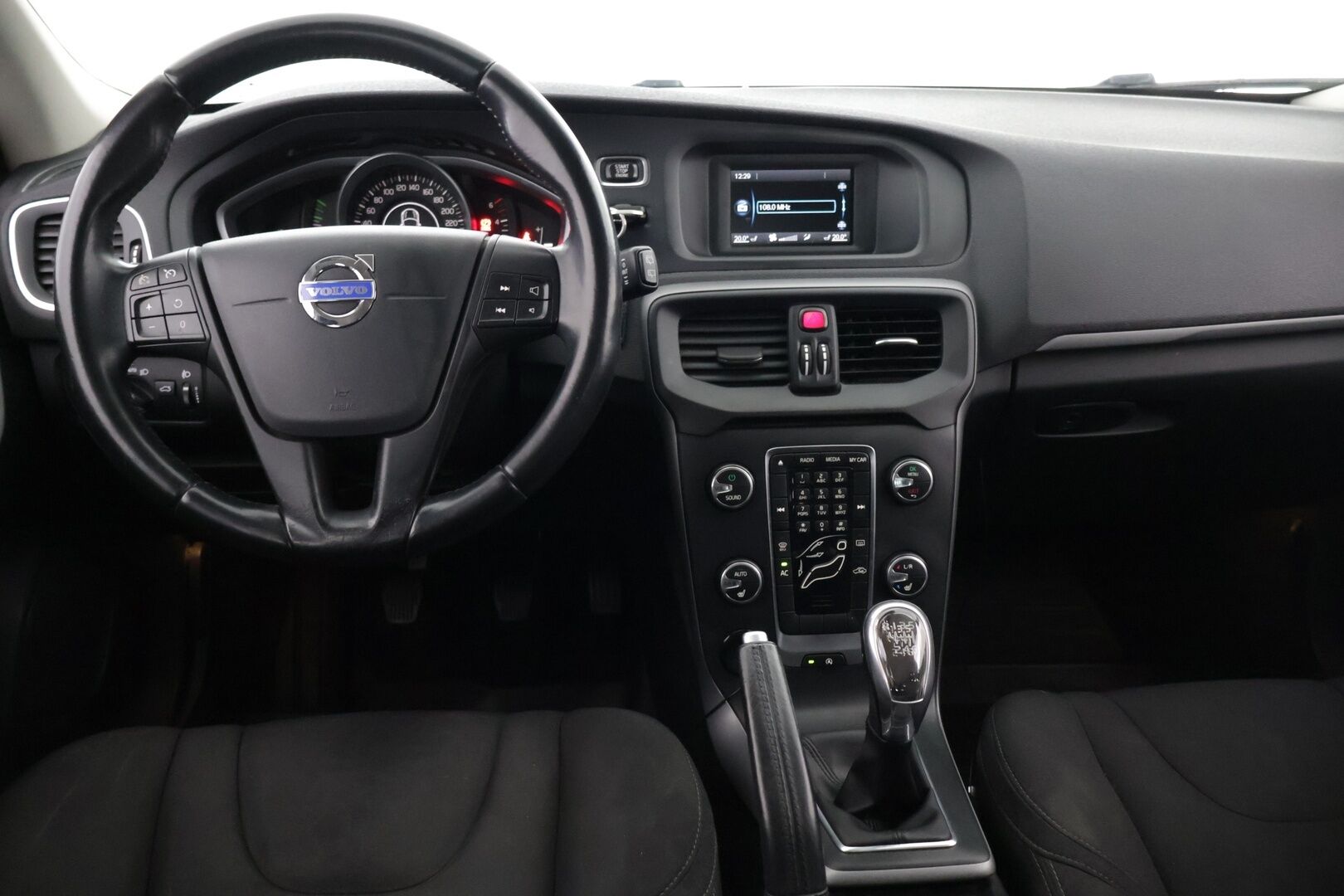 Volvo V40 2013 D2 Kinetic - Myydään huutokaupat.com | Siisti yksilö hyvällä historialla ja ajettavuudella