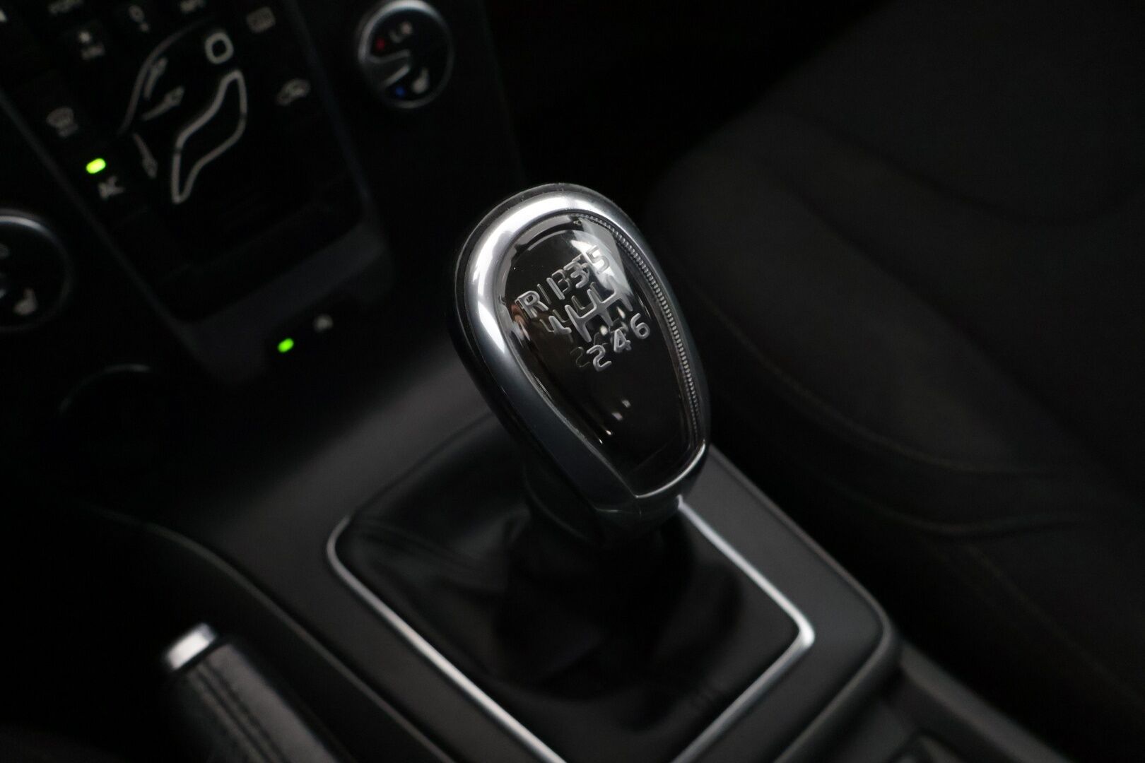 Volvo V40 2013 D2 Kinetic - Myydään huutokaupat.com | Siisti yksilö hyvällä historialla ja ajettavuudella