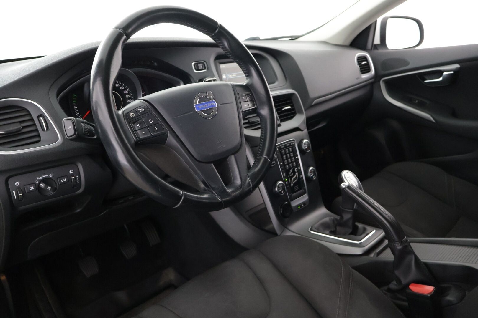 Volvo V40 2013 D2 Kinetic - Myydään huutokaupat.com | Siisti yksilö hyvällä historialla ja ajettavuudella