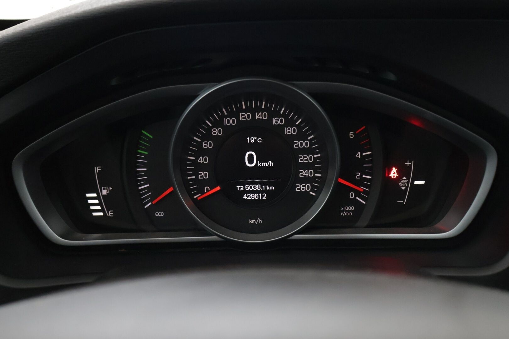 Volvo V40 2013 D2 Kinetic - Myydään huutokaupat.com | Siisti yksilö hyvällä historialla ja ajettavuudella