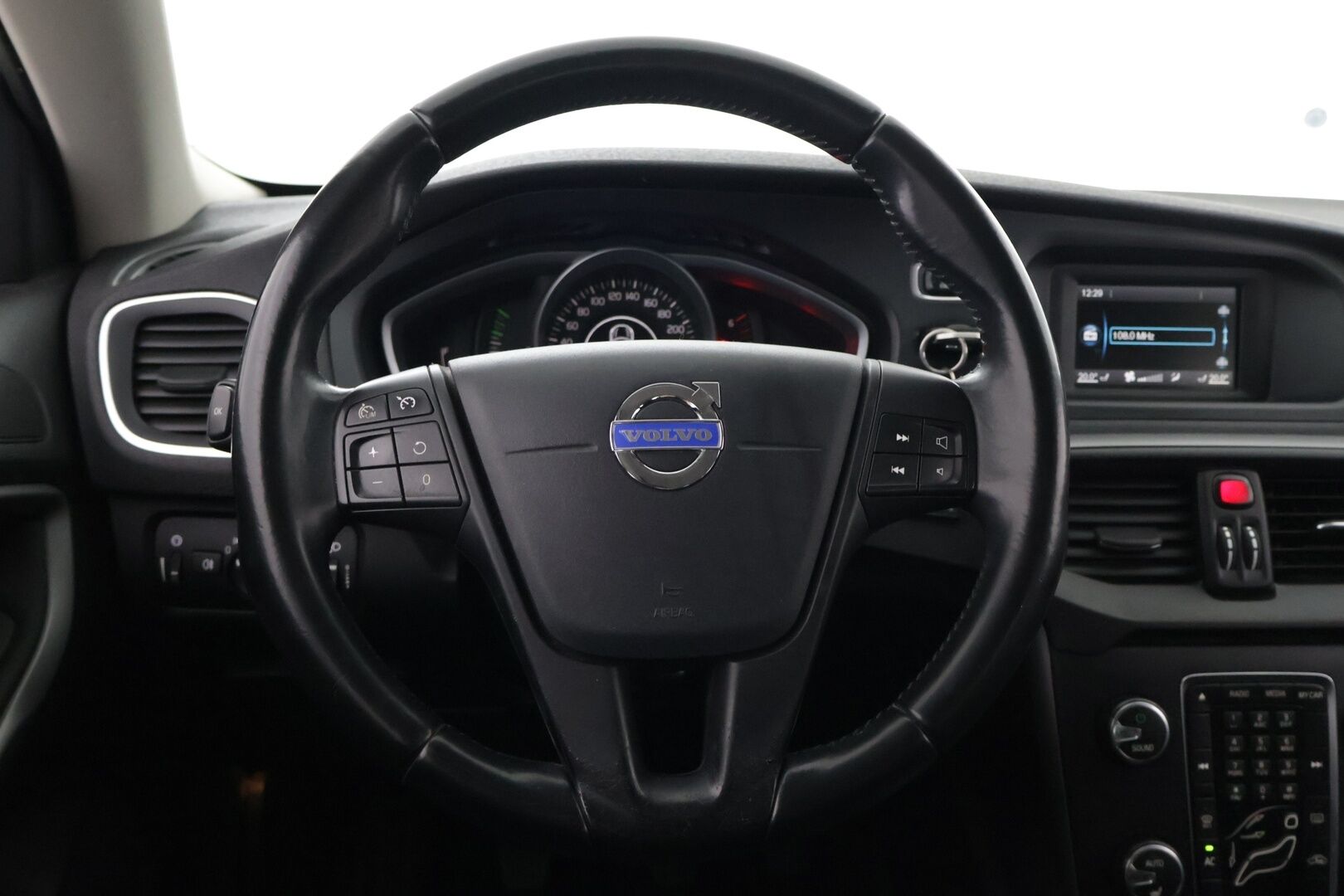 Volvo V40 2013 D2 Kinetic - Myydään huutokaupat.com | Siisti yksilö hyvällä historialla ja ajettavuudella