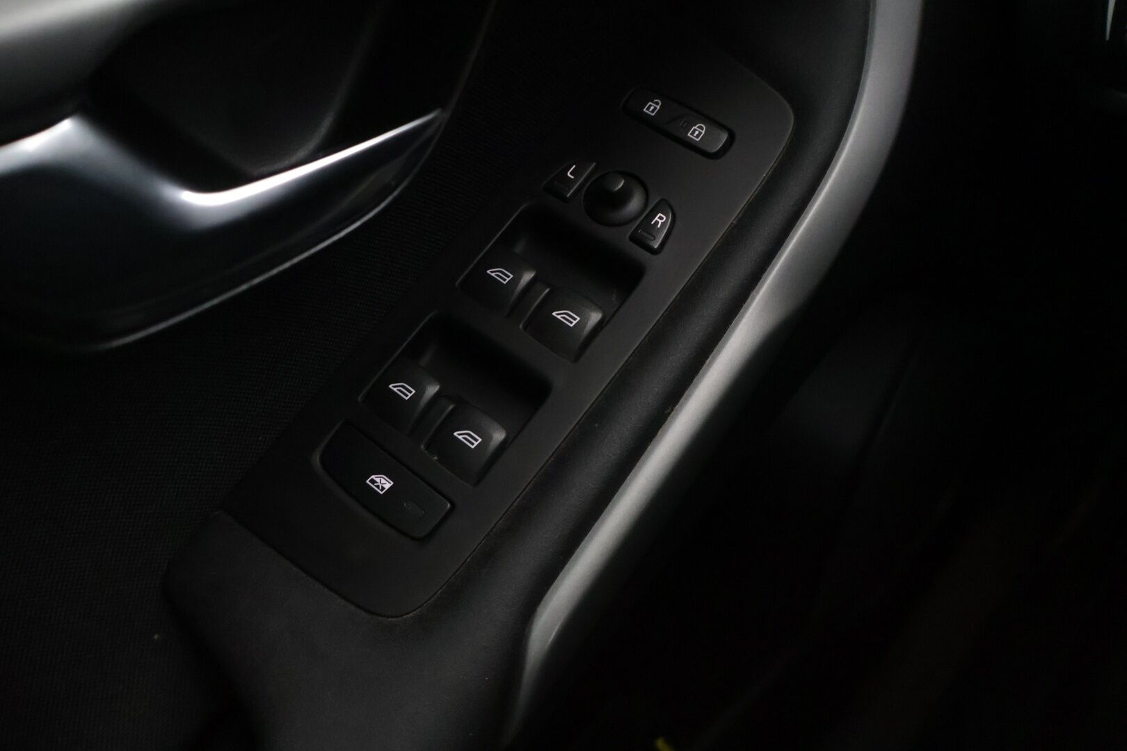 Volvo V40 2013 D2 Kinetic - Myydään huutokaupat.com | Siisti yksilö hyvällä historialla ja ajettavuudella