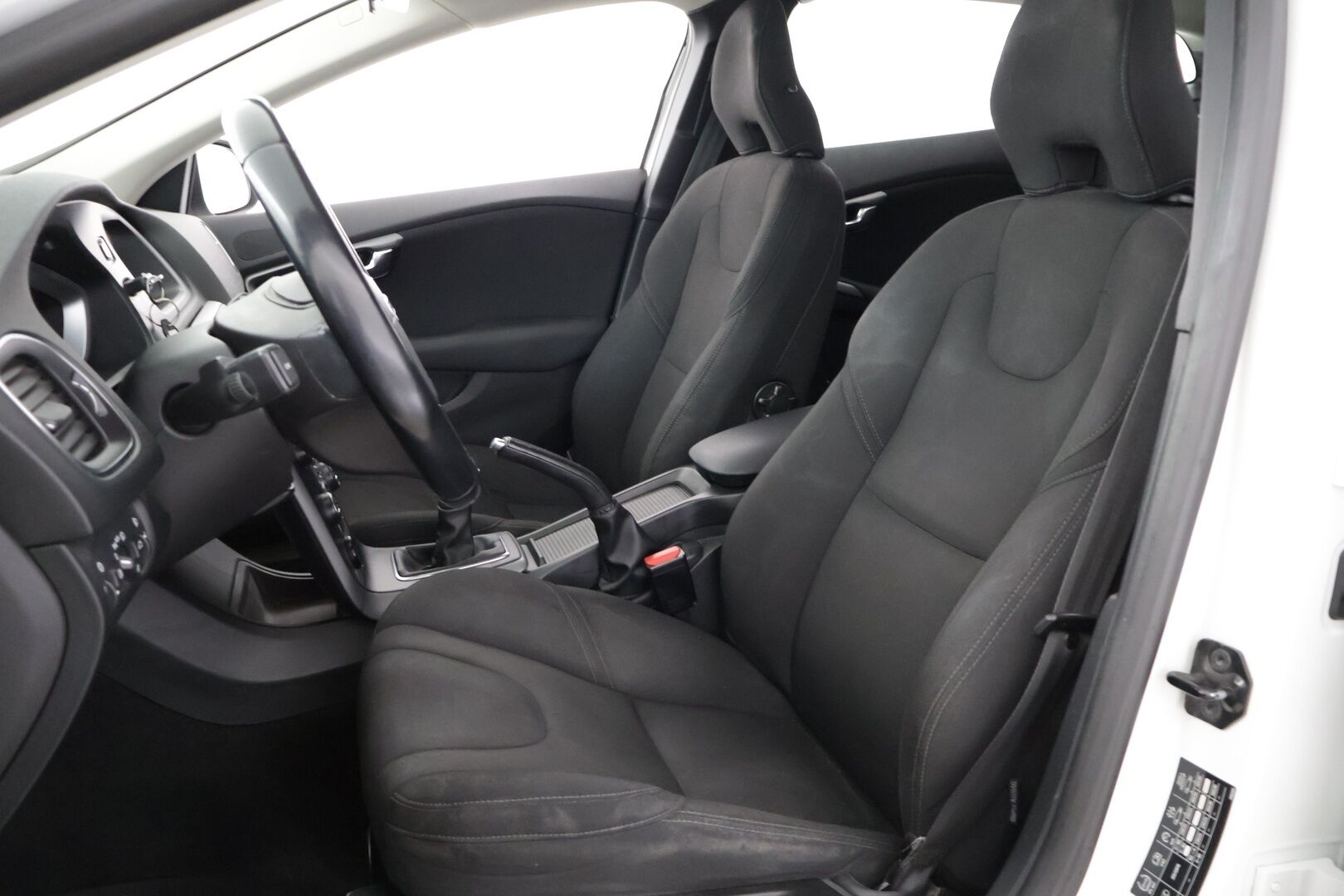 Volvo V40 2013 D2 Kinetic - Myydään huutokaupat.com | Siisti yksilö hyvällä historialla ja ajettavuudella