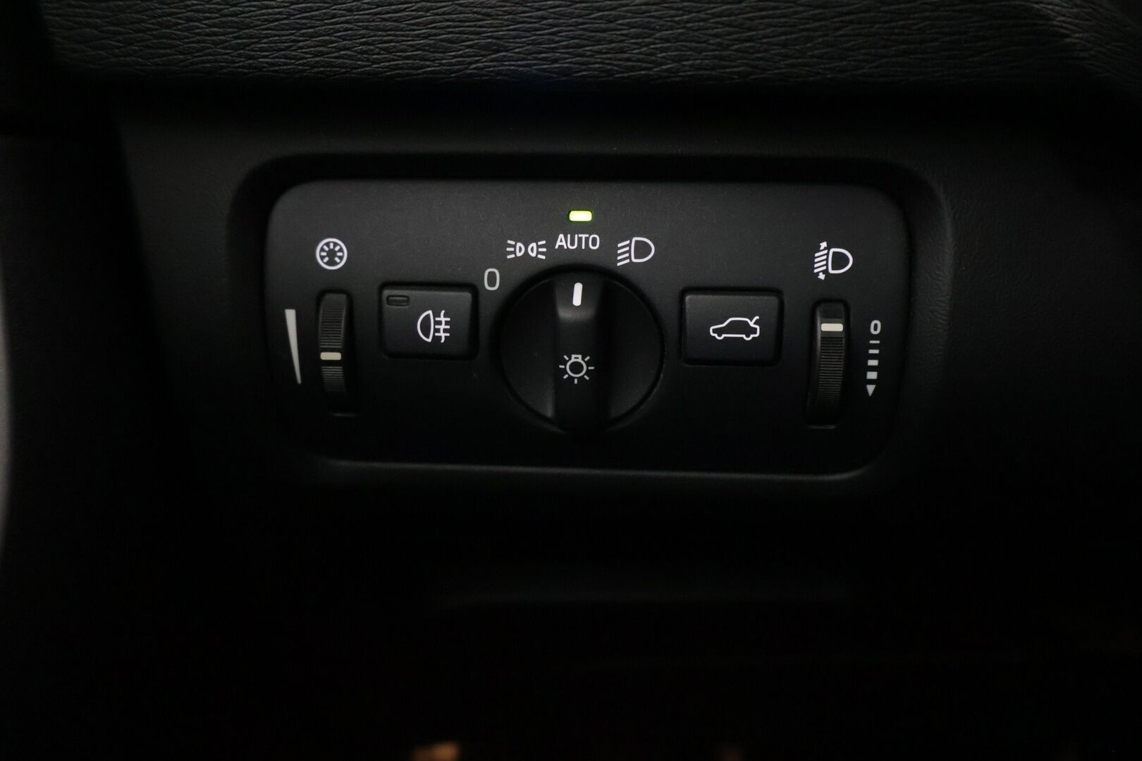 Volvo V40 2013 D2 Kinetic - Myydään huutokaupat.com | Siisti yksilö hyvällä historialla ja ajettavuudella