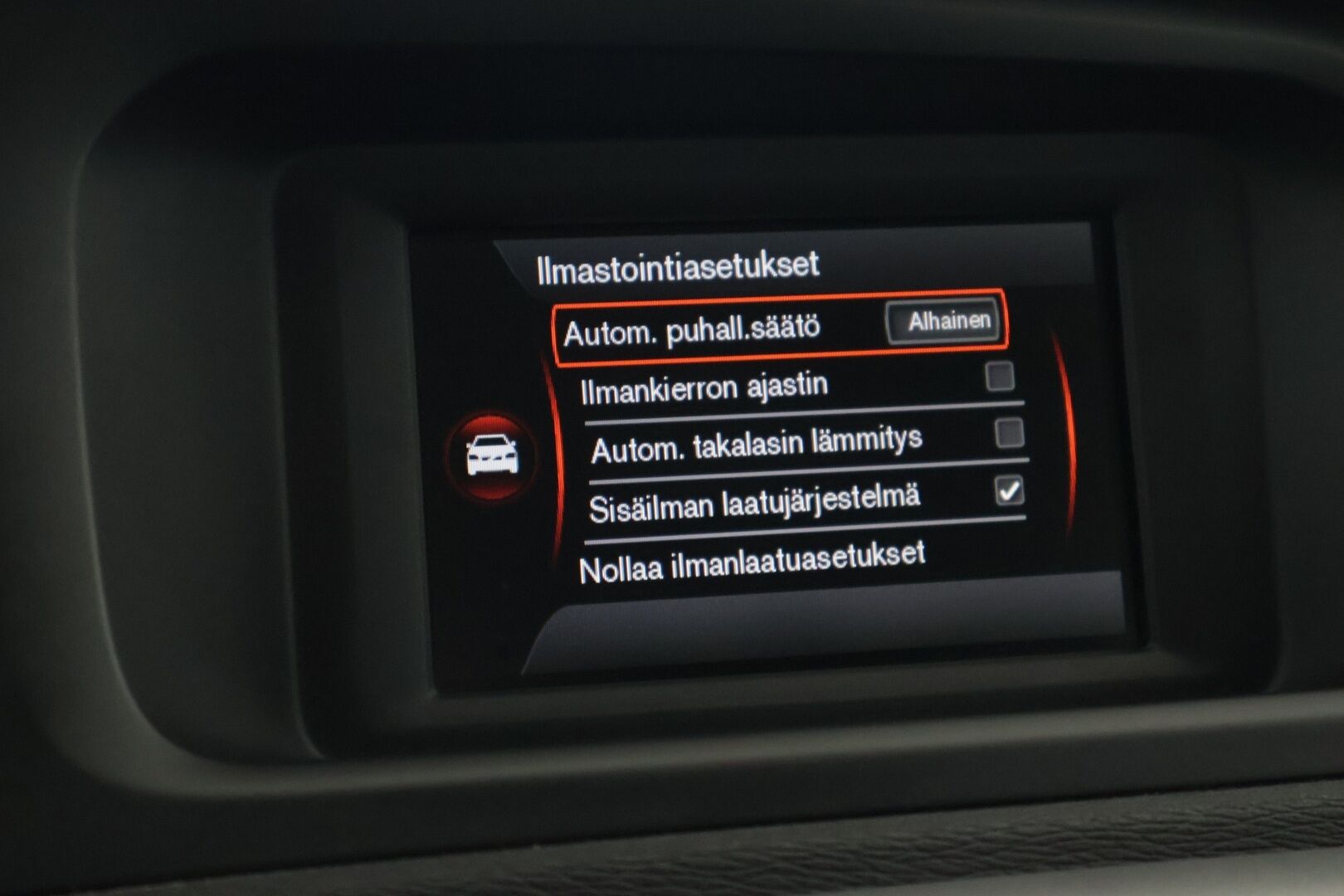 Volvo V40 2013 D2 Kinetic - Myydään huutokaupat.com | Siisti yksilö hyvällä historialla ja ajettavuudella