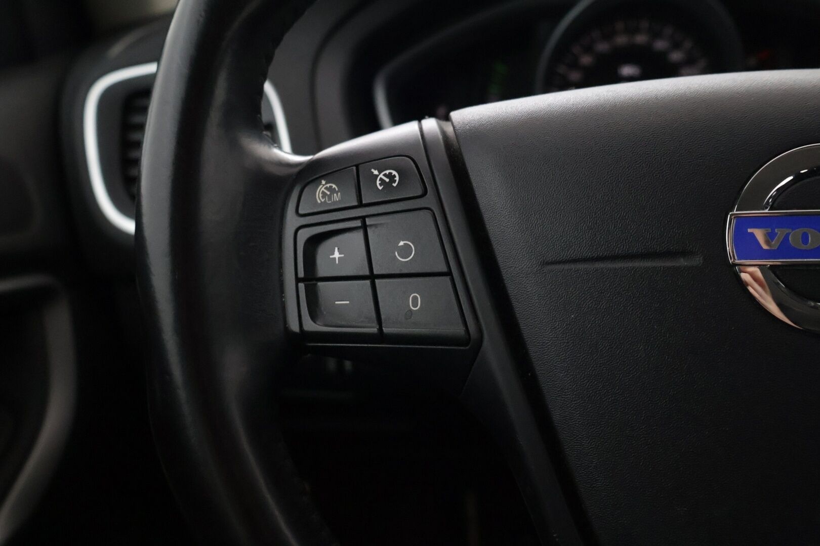 Volvo V40 2013 D2 Kinetic - Myydään huutokaupat.com | Siisti yksilö hyvällä historialla ja ajettavuudella