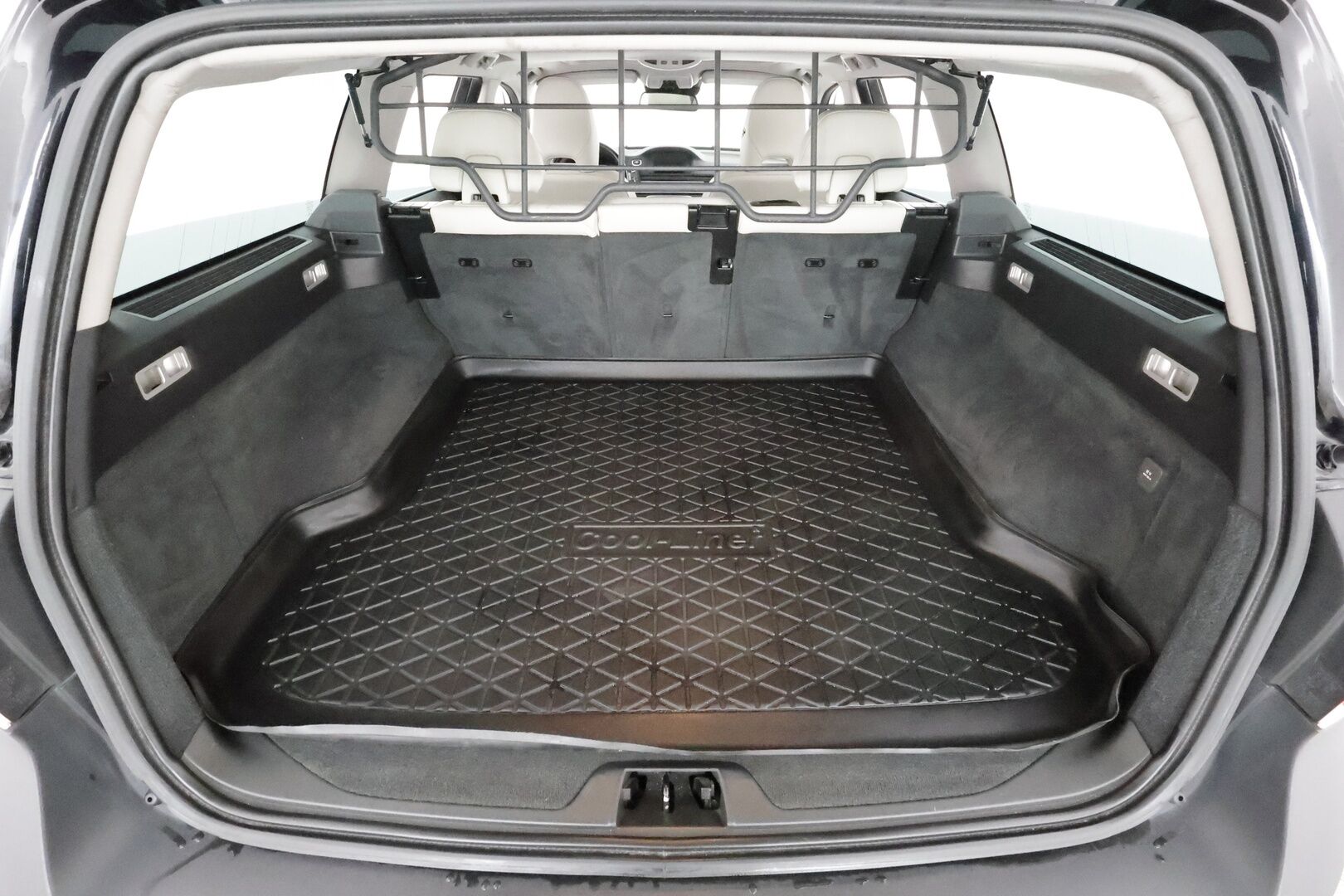 Volvo XC70 2014 D5 AWD Summum aut * ACC / P.tutkat / Aktiiv.Xenon / Navi / Lasikattoluukku / Webasto / Koukku / KeylessGo / BLIS / Vaaleat nahat * - Digimittaristo / Muistipenkki / Sähköluukku / Kahdet renkaat aluvanteilla / Huippusiisti - HULLU BLACKWEEK KORKOTARJOUS 2,49%