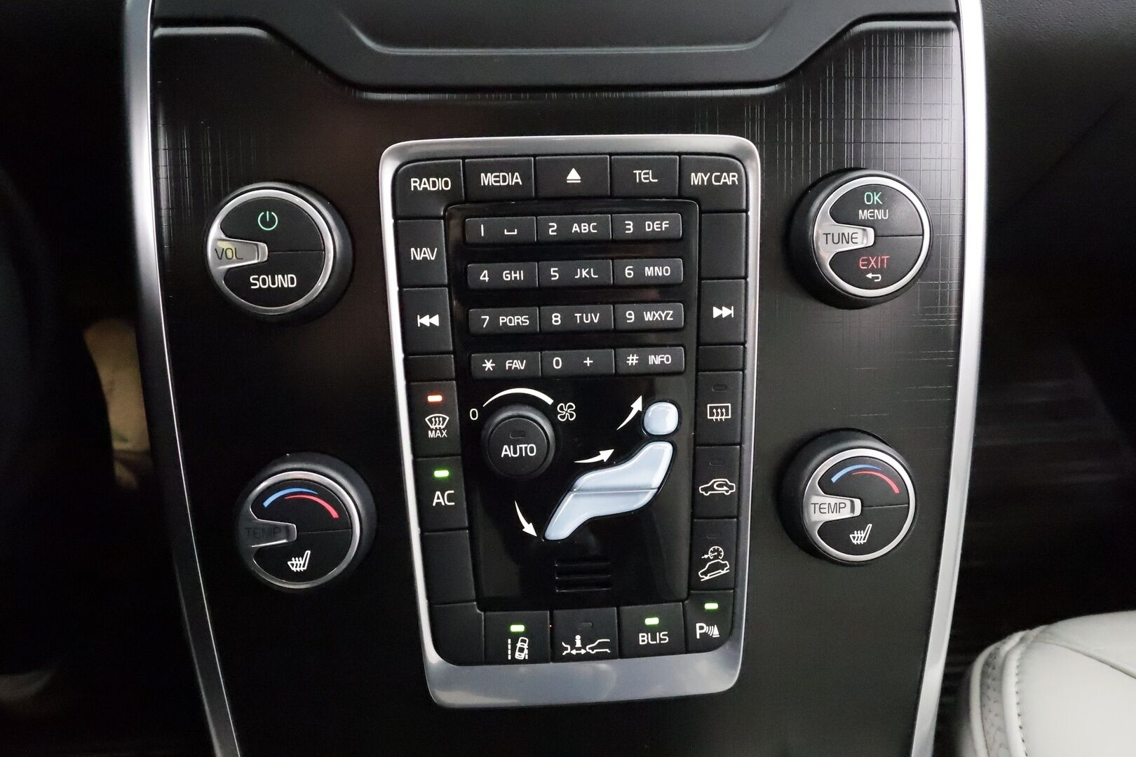 Volvo XC70 2014 D5 AWD Summum aut * ACC / P.tutkat / Aktiiv.Xenon / Navi / Lasikattoluukku / Webasto / Koukku / KeylessGo / BLIS / Vaaleat nahat * - Digimittaristo / Muistipenkki / Sähköluukku / Kahdet renkaat aluvanteilla / Huippusiisti - HULLU BLACKWEEK KORKOTARJOUS 2,49%