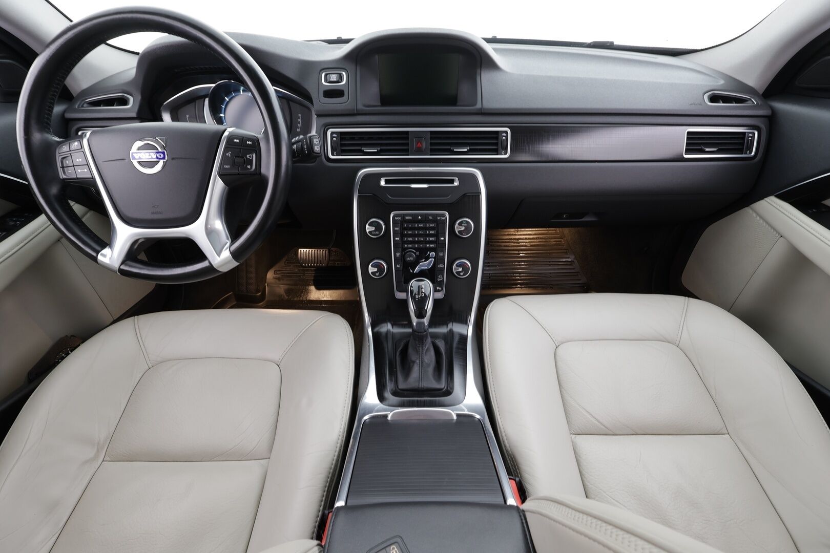 Volvo XC70 2014 D5 AWD Summum aut * ACC / P.tutkat / Aktiiv.Xenon / Navi / Lasikattoluukku / Webasto / Koukku / KeylessGo / BLIS / Vaaleat nahat * - Digimittaristo / Muistipenkki / Sähköluukku / Kahdet renkaat aluvanteilla / Huippusiisti*