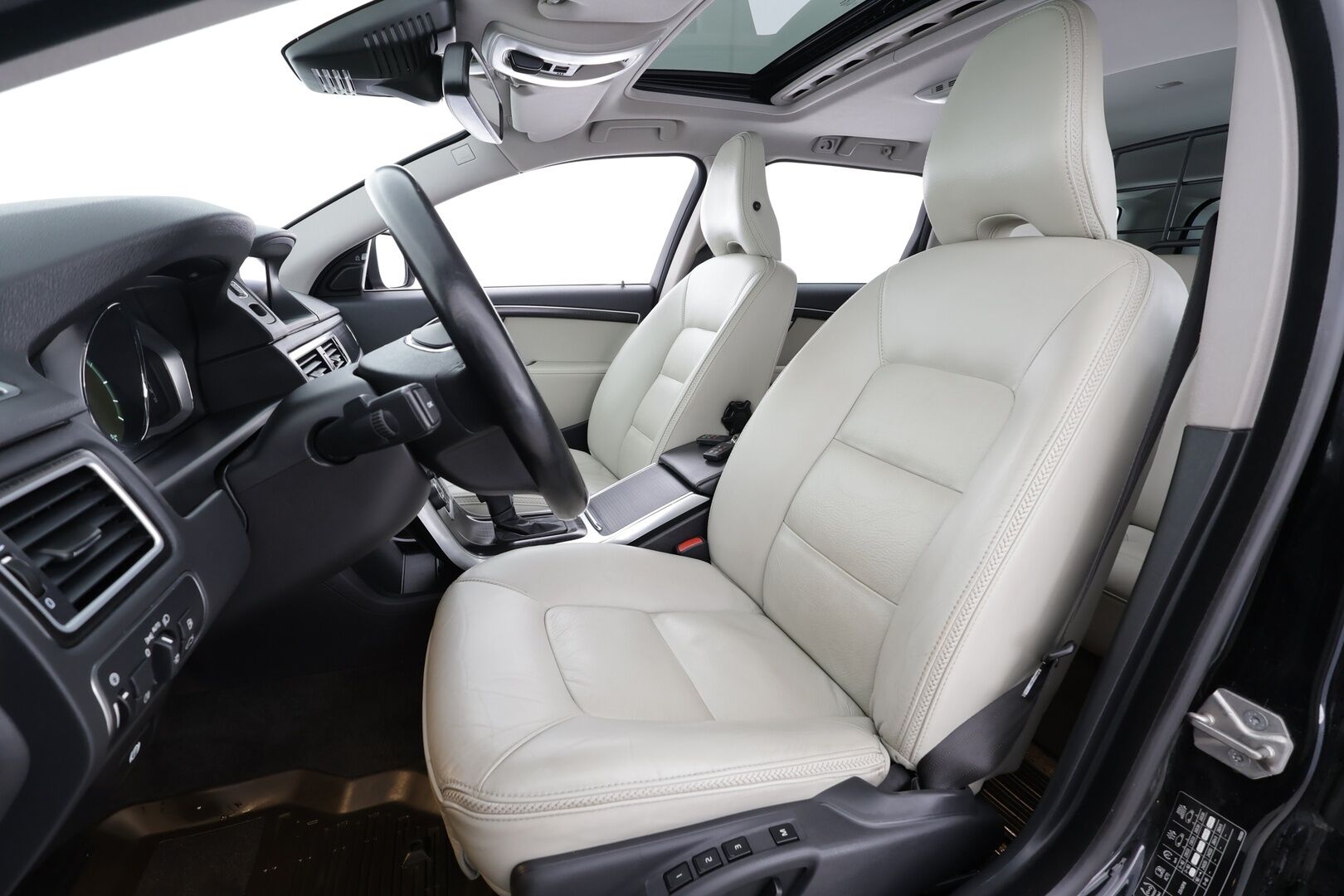 Volvo XC70 2014 D5 AWD Summum aut * ACC / P.tutkat / Aktiiv.Xenon / Navi / Lasikattoluukku / Webasto / Koukku / KeylessGo / BLIS / Vaaleat nahat * - Digimittaristo / Muistipenkki / Sähköluukku / Kahdet renkaat aluvanteilla / Huippusiisti - HULLU BLACKWEEK KORKOTARJOUS 2,49%