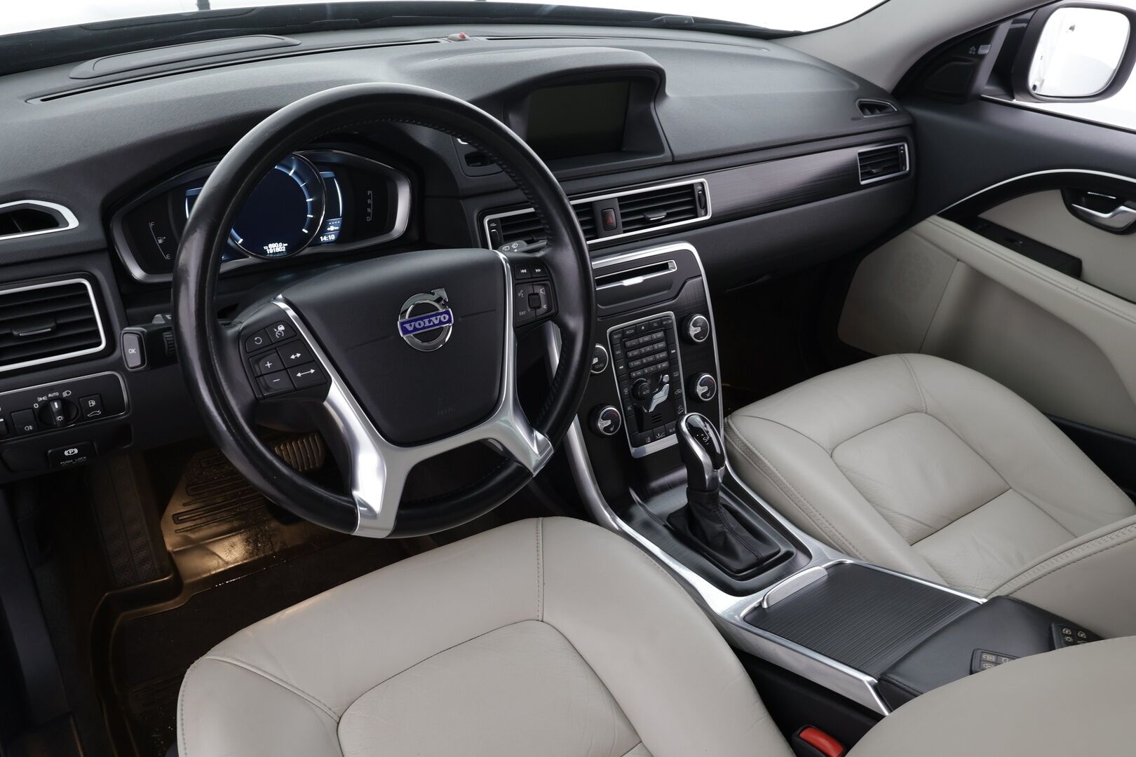 Volvo XC70 2014 D5 AWD Summum aut * ACC / P.tutkat / Aktiiv.Xenon / Navi / Lasikattoluukku / Webasto / Koukku / KeylessGo / BLIS / Vaaleat nahat * - Digimittaristo / Muistipenkki / Sähköluukku / Kahdet renkaat aluvanteilla / Huippusiisti - HULLU BLACKWEEK KORKOTARJOUS 2,49%