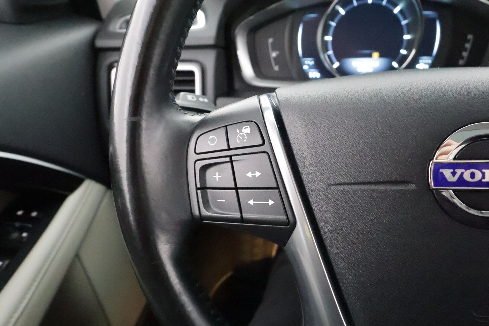 Volvo XC70 2014 D5 AWD Summum aut * ACC / P.tutkat / Aktiiv.Xenon / Navi / Lasikattoluukku / Webasto / Koukku / KeylessGo / BLIS / Vaaleat nahat * - Digimittaristo / Muistipenkki / Sähköluukku / Kahdet renkaat aluvanteilla / Huippusiisti - HULLU BLACKWEEK KORKOTARJOUS 2,49%