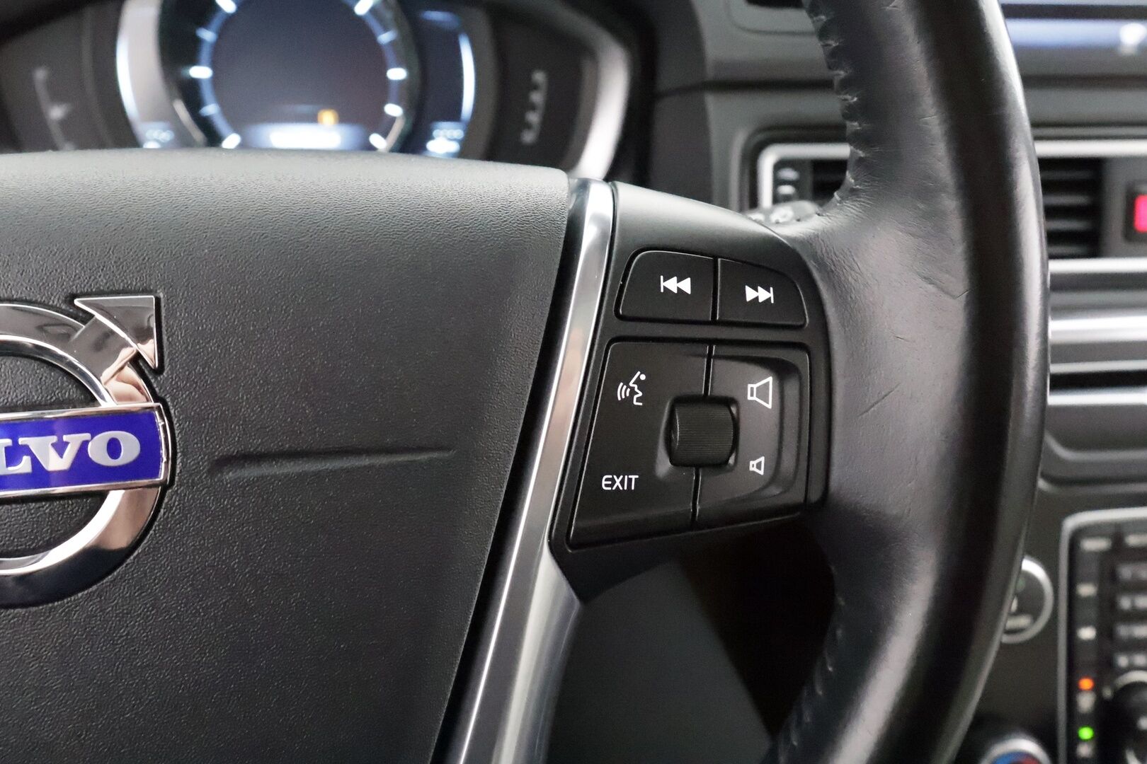 Volvo XC70 2014 D5 AWD Summum aut * ACC / P.tutkat / Aktiiv.Xenon / Navi / Lasikattoluukku / Webasto / Koukku / KeylessGo / BLIS / Vaaleat nahat * - Digimittaristo / Muistipenkki / Sähköluukku / Kahdet renkaat aluvanteilla / Huippusiisti - HULLU BLACKWEEK KORKOTARJOUS 2,49%