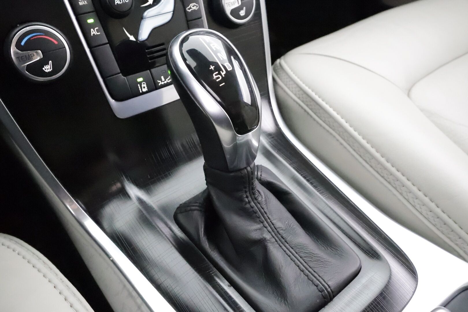 Volvo XC70 2014 D5 AWD Summum aut * ACC / P.tutkat / Aktiiv.Xenon / Navi / Lasikattoluukku / Webasto / Koukku / KeylessGo / BLIS / Vaaleat nahat * - Digimittaristo / Muistipenkki / Sähköluukku / Kahdet renkaat aluvanteilla / Huippusiisti - HULLU BLACKWEEK KORKOTARJOUS 2,49%