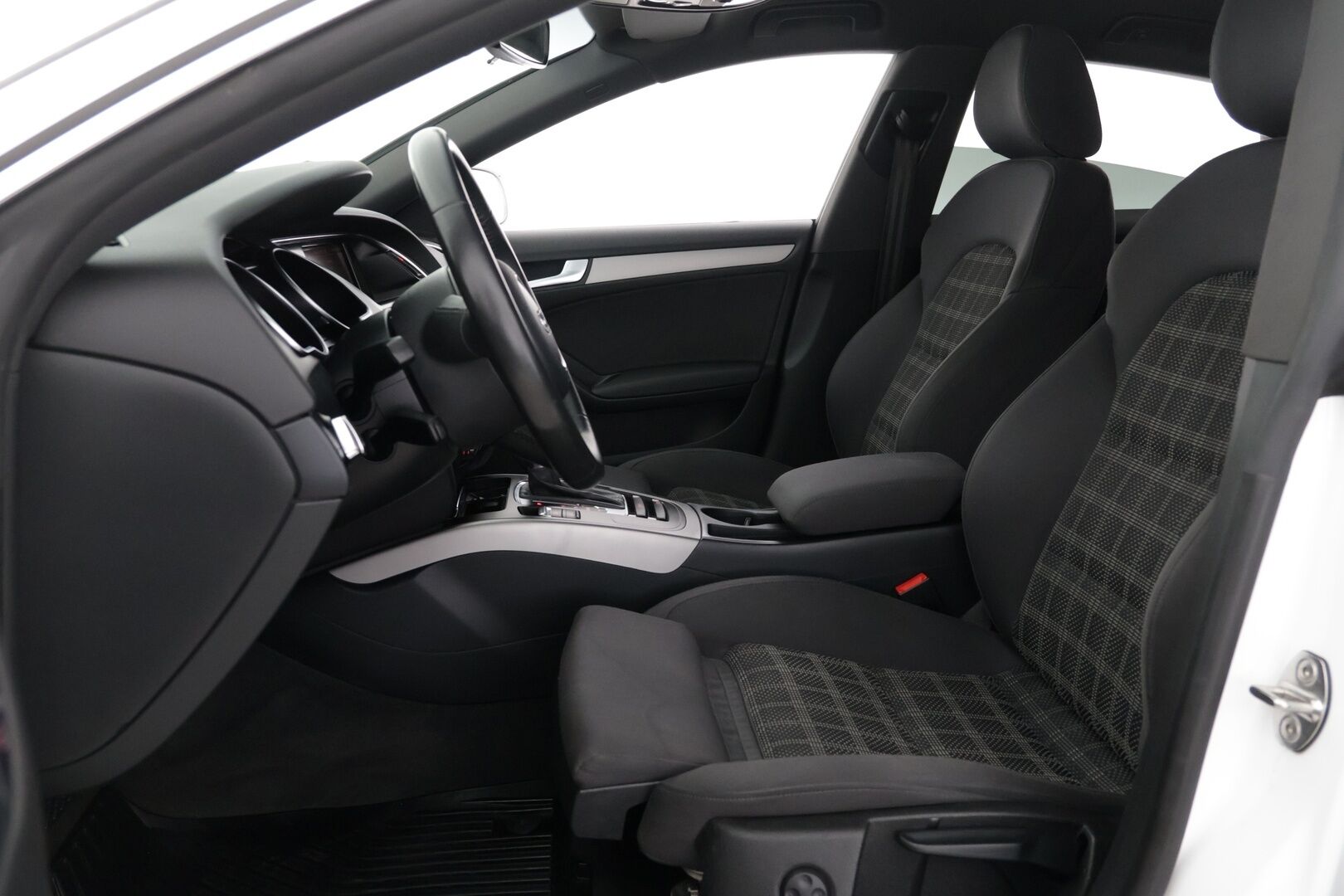 Audi A5 2014 Sportback Business 1,8 TFSI 125 kW multitronic - S-Line | Lohko + sis. lämmitin | P.tutkat | Siisti | 2x alum. vanteet