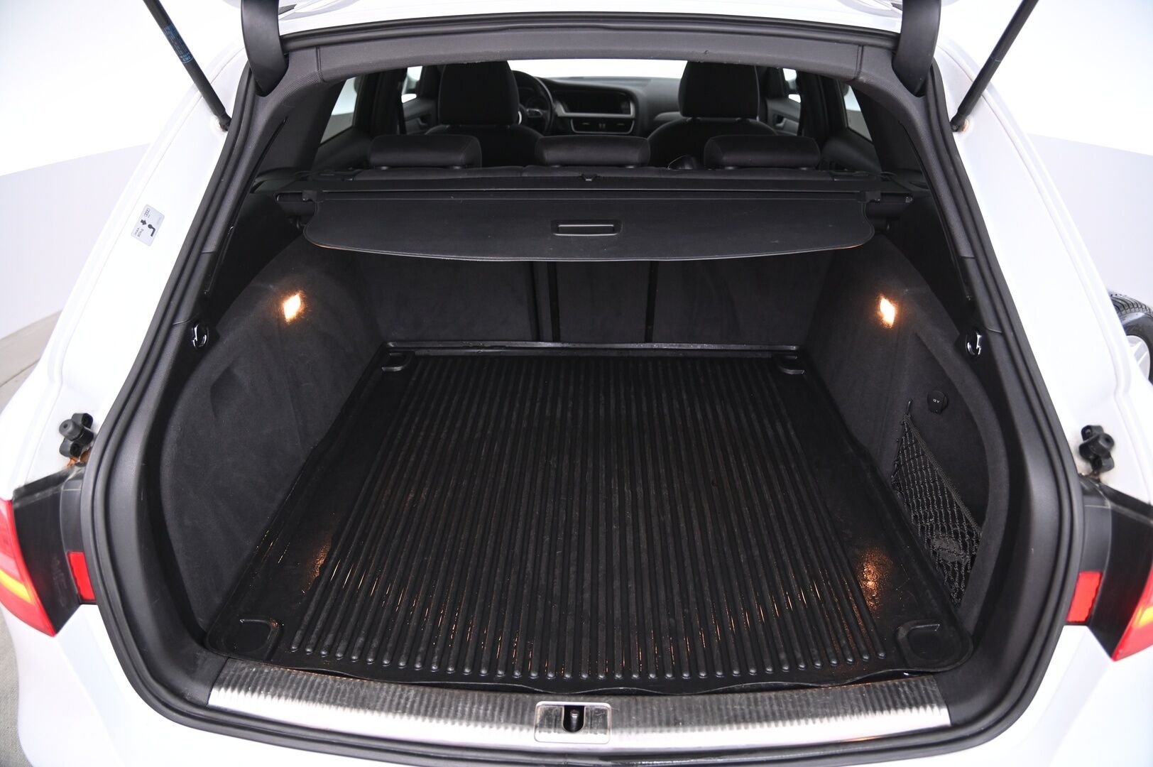 Audi A4 allroad quattro 2014 Land of quattro Edition 2,0 TDI 130 kW quattro - Vakkari | Lohko | Vetokoukku | Suomi-auto | Tutkat | Viimeisin huolto 265tkm 7/2026. Jakohihna vaihdettu 178tkm 6/2023 | Siisti